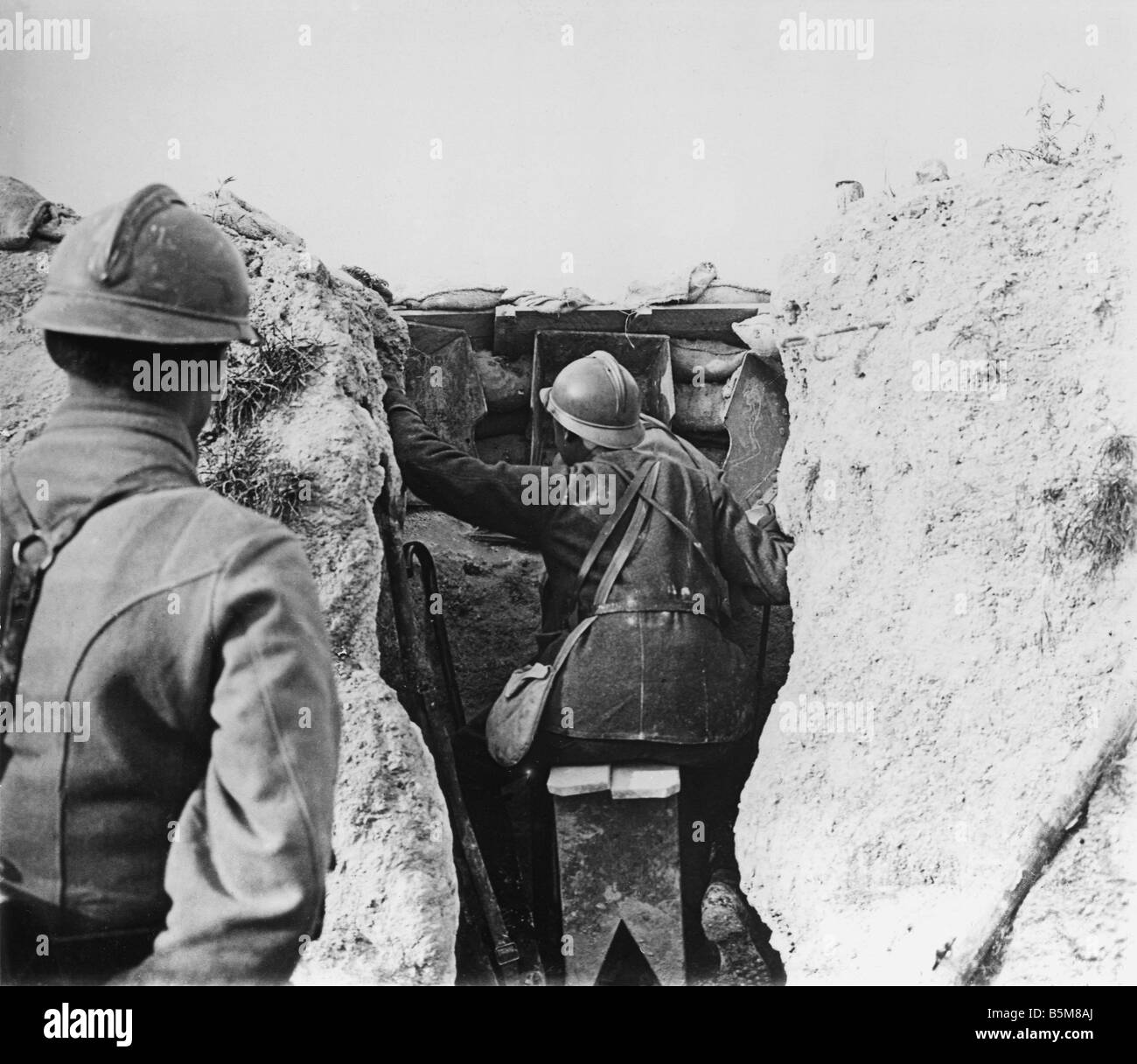 2 G55 F1 1915 15 französische Soldaten im Graben WWI Geschichte Weltkrieg Frankreich Graben Warfware Französische Infanterie an eine Beobachtung po Stockfoto