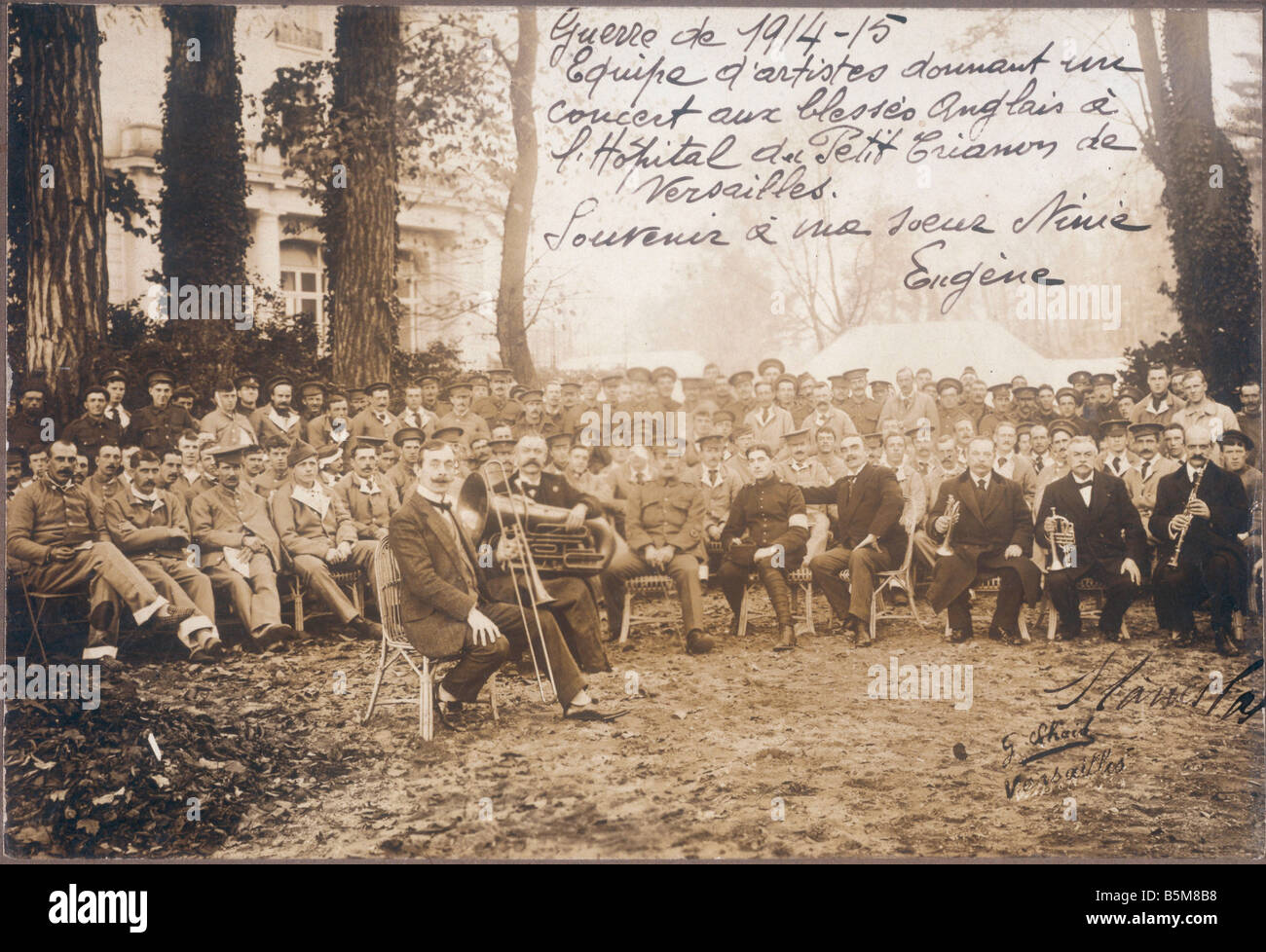 2 G55 F1 1915 verwundet 54 WW I Brass Band spielt für Wounded Geschichte Welt Krieg ich Frankreich eine französische Brass Band für Englisch Stockfoto
