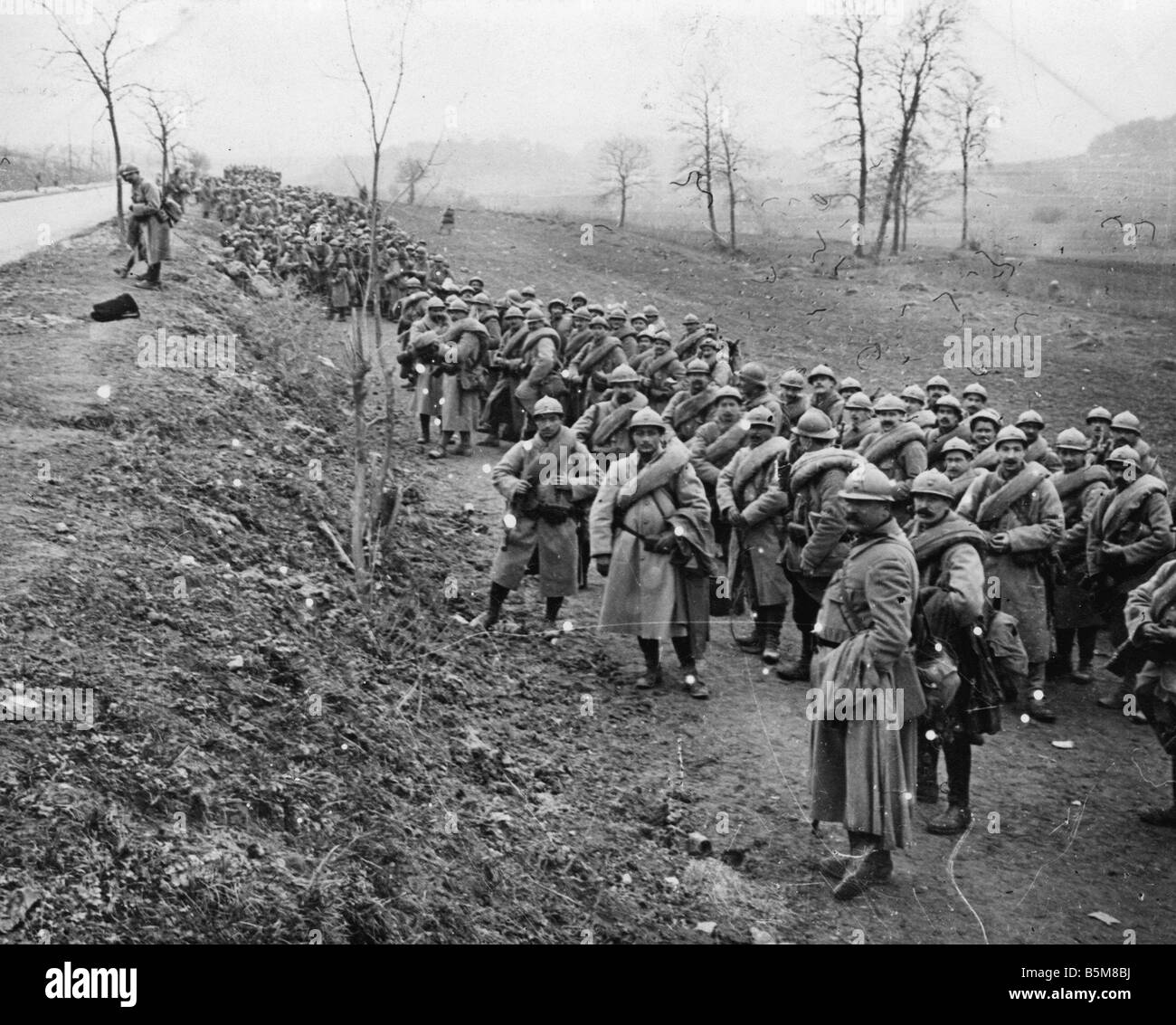 2 G55 F1 1915 9 französischen Truppen nach einer Patrouille WW I Geschichte Weltkrieg Frankreich französische Truppen nach einer Patrouille vor der Rückkehr in th Stockfoto