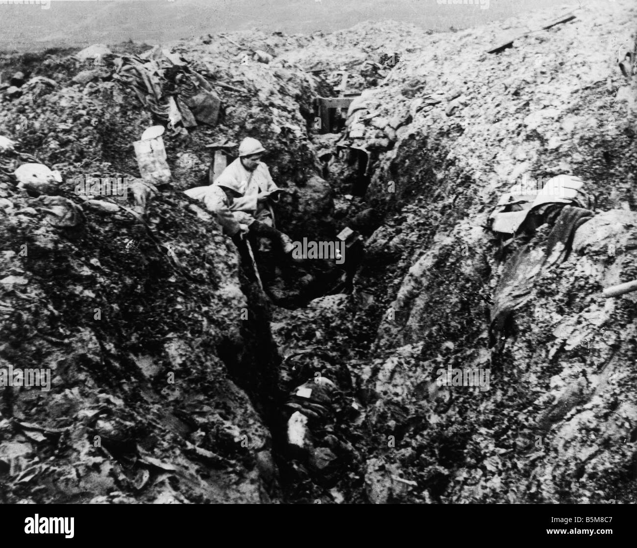 2 G55 F1 1916 17 WWI Graben nach Granatfeuer undatiert Geschichte WWI Frankreich Grabenkämpfe in der Nähe von Verdun französische Soldaten in einer deutschen Stockfoto