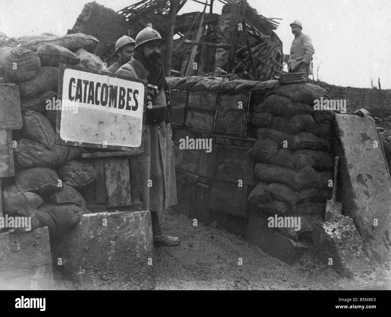 2 G55 F1 1916 62 WW1 französische Gräben Somme Foto Geschichte Weltkrieg 1 Frankreich Schlacht des Somme französischen Soldaten am Eingang Stockfoto