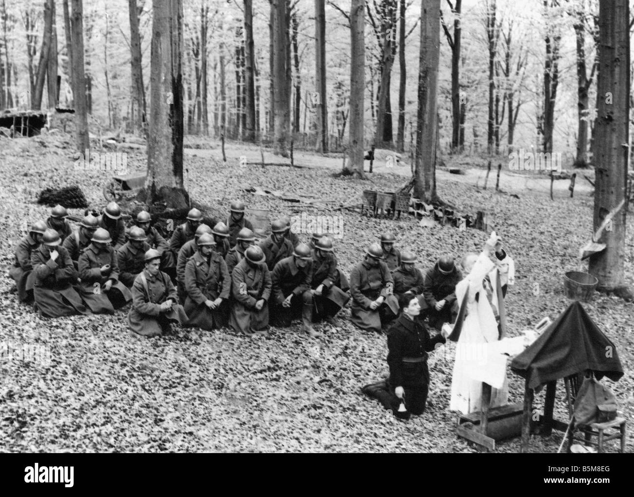 Service für französische Truppen Weltkrieg Weltkrieg Frankreich Verlaufsfeld Service für französische Truppen in einem Holz Foto undatiert Stockfoto