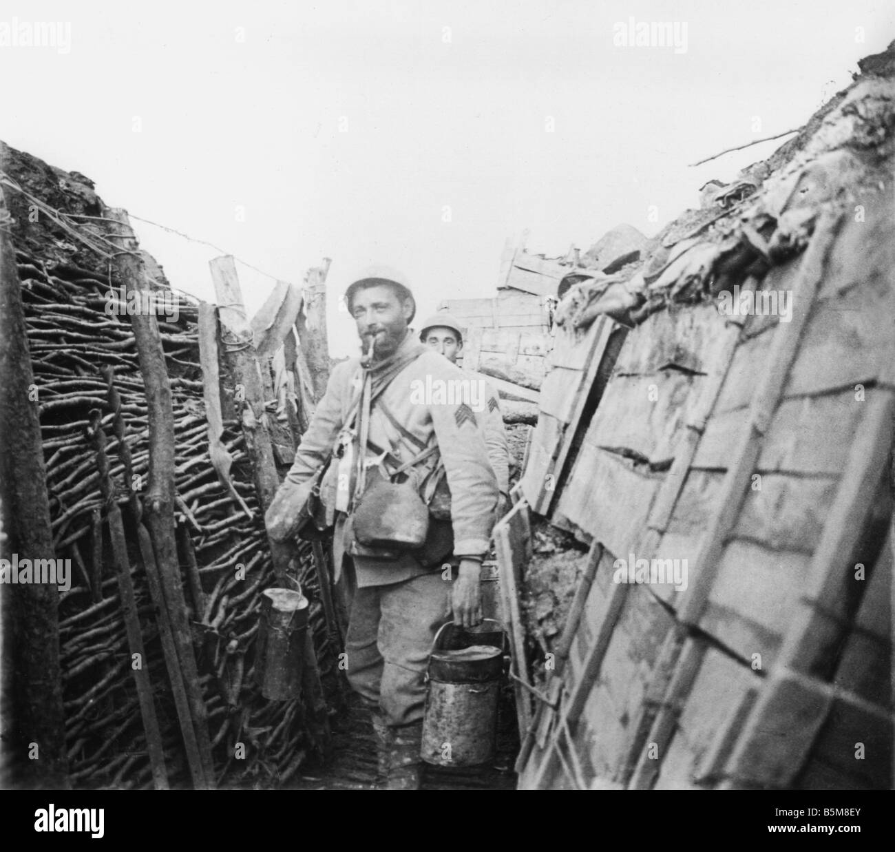 2 G55 F1 1917 10 E WW1 Französisch Armee Kochen Pflicht Foto Geschichte Weltkrieg Frankreich Französisch Soldaten auf Kochen Pflicht in einem Graben P Stockfoto