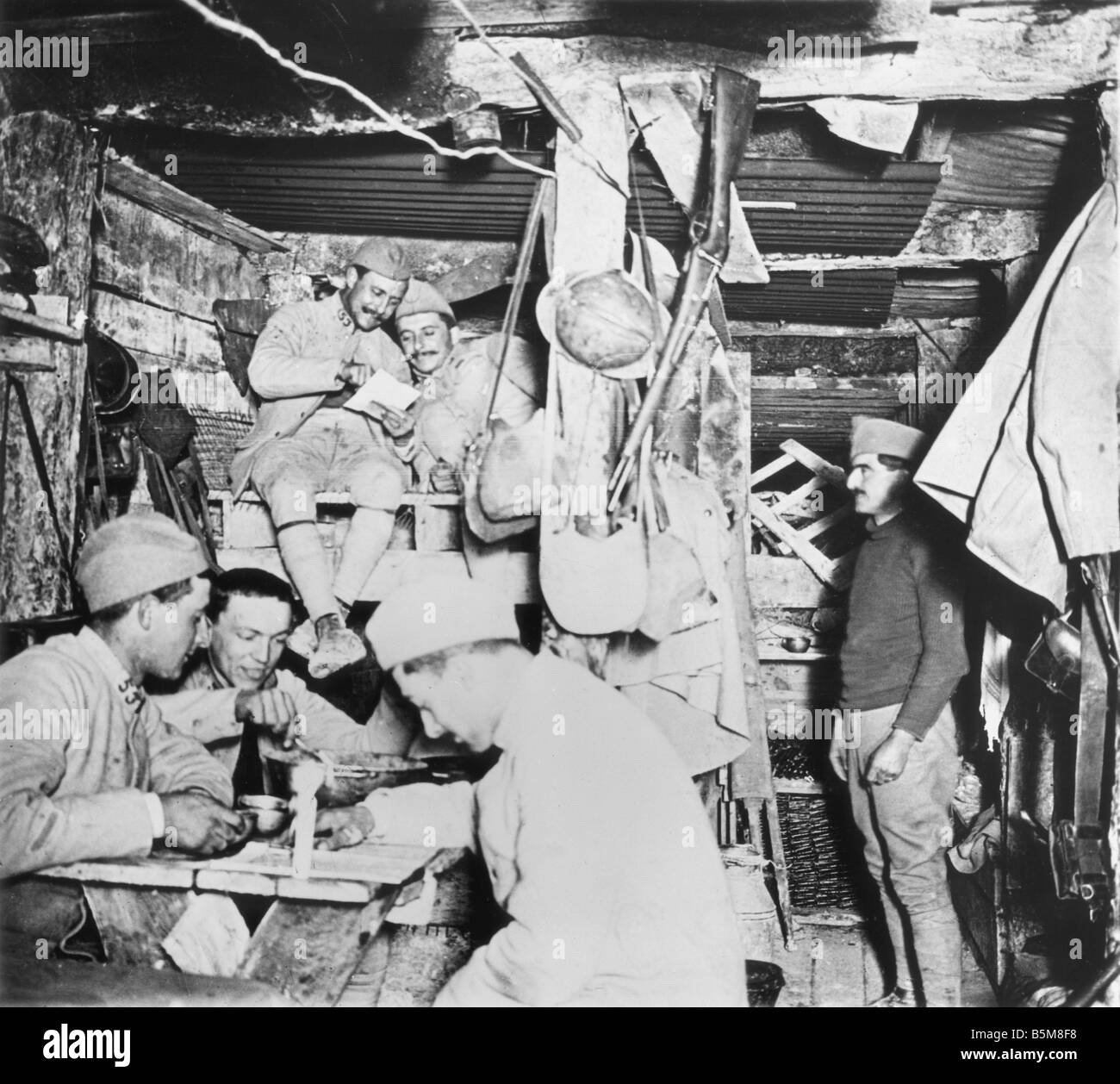 2 G55 F1 1917 13 WW1 französische Soldaten in einem Graben Geschichte Weltkrieg Frankreich Französisch Soldaten in ihren Unterkünften in einem Graben Ph Stockfoto