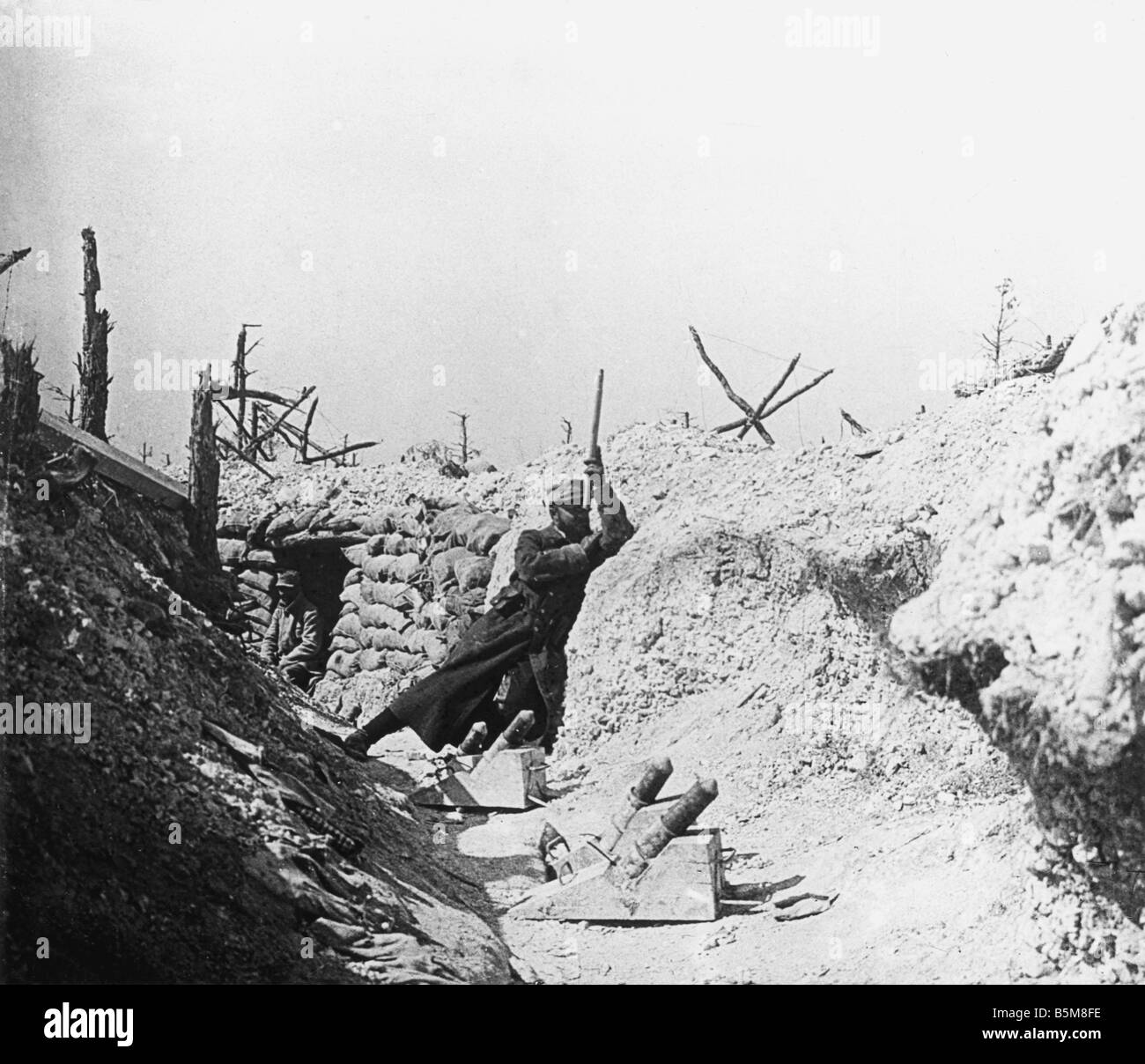 2 G55 F1 1917 18 E WW1 französischer Offizier mit Periskop Geschichte Erster Weltkrieg Frankreich A französischen Offizier beobachtet feindliche Linien mit einem p Stockfoto