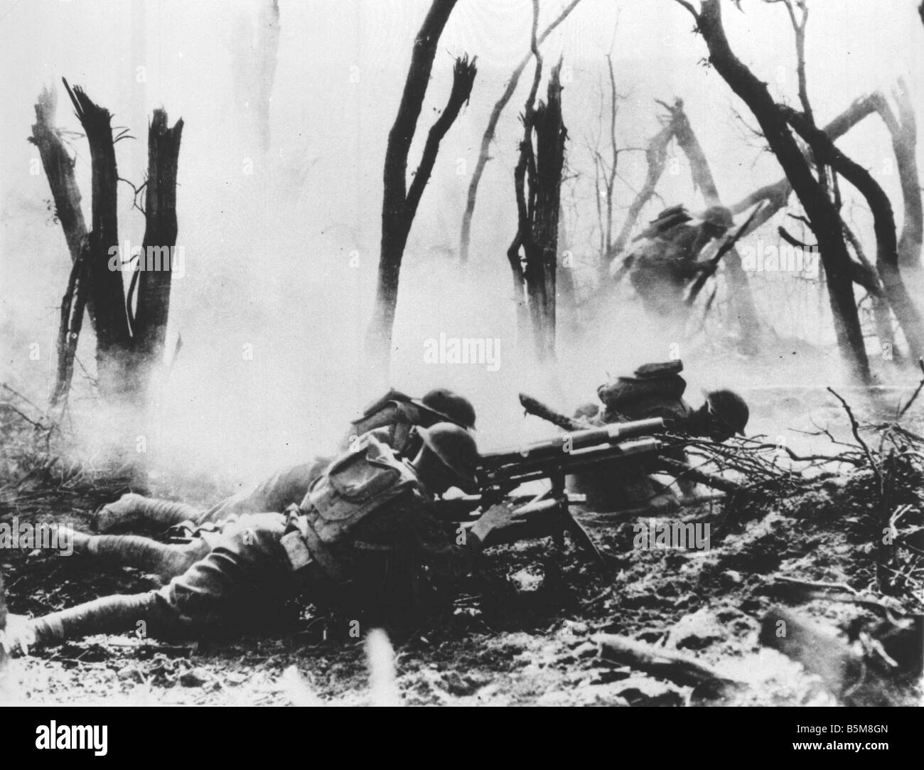 2 G55 F1 1918 14 US-Truppen Maschinengewehr WWI 1918 Geschichte Weltkrieg Frankreich ein US Infanterist mit einem 37-mm-Maschinengewehr feuert auf G Stockfoto