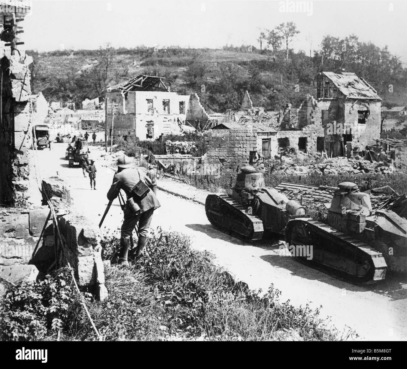 2 G55 F1 1918 15 E WW1 Spalte der französischen Panzer Foto Geschichte Erster Weltkrieg Frankreich Spalte der französischen Panzer Renault in einem zerstörten v Stockfoto
