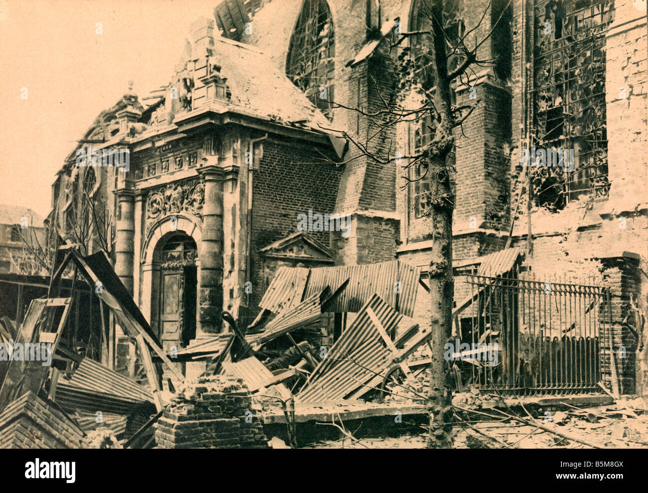 2 G55 F1 1918 17 WW1 Bailleul Kathedrale Geschichte Weltkrieg ein Frankreich die Cathedrale in Bailleul unter englischer Beschuss Dep Nord Brit Stockfoto