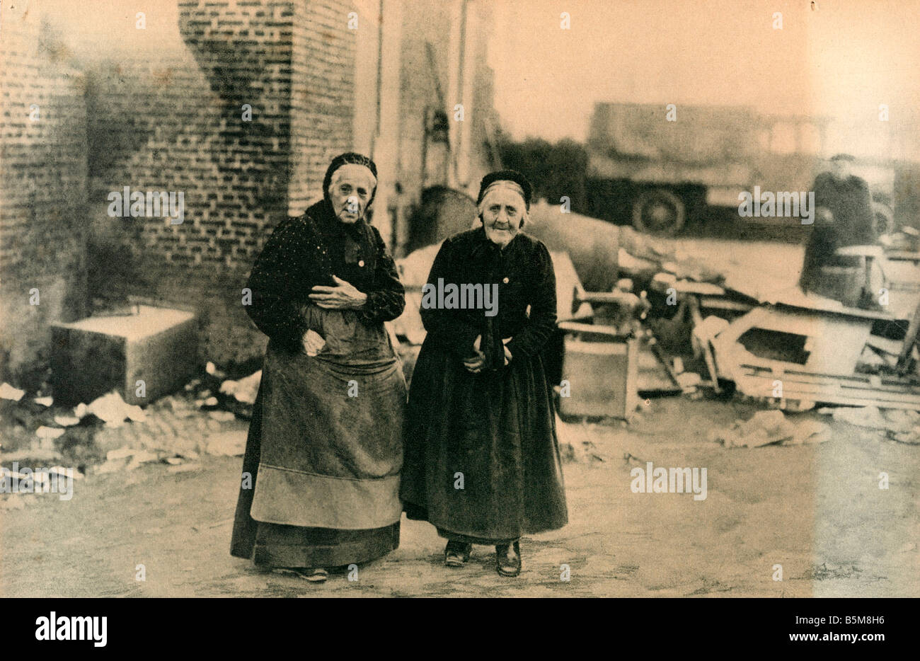 2 G55 F1 1918 18 E WW1 Bailleul Zivilisten Foto Geschichte Weltkrieg ein Frankreich im Alter von Bewohnern in Bailleul zerstört die Entnahme von Stockfoto