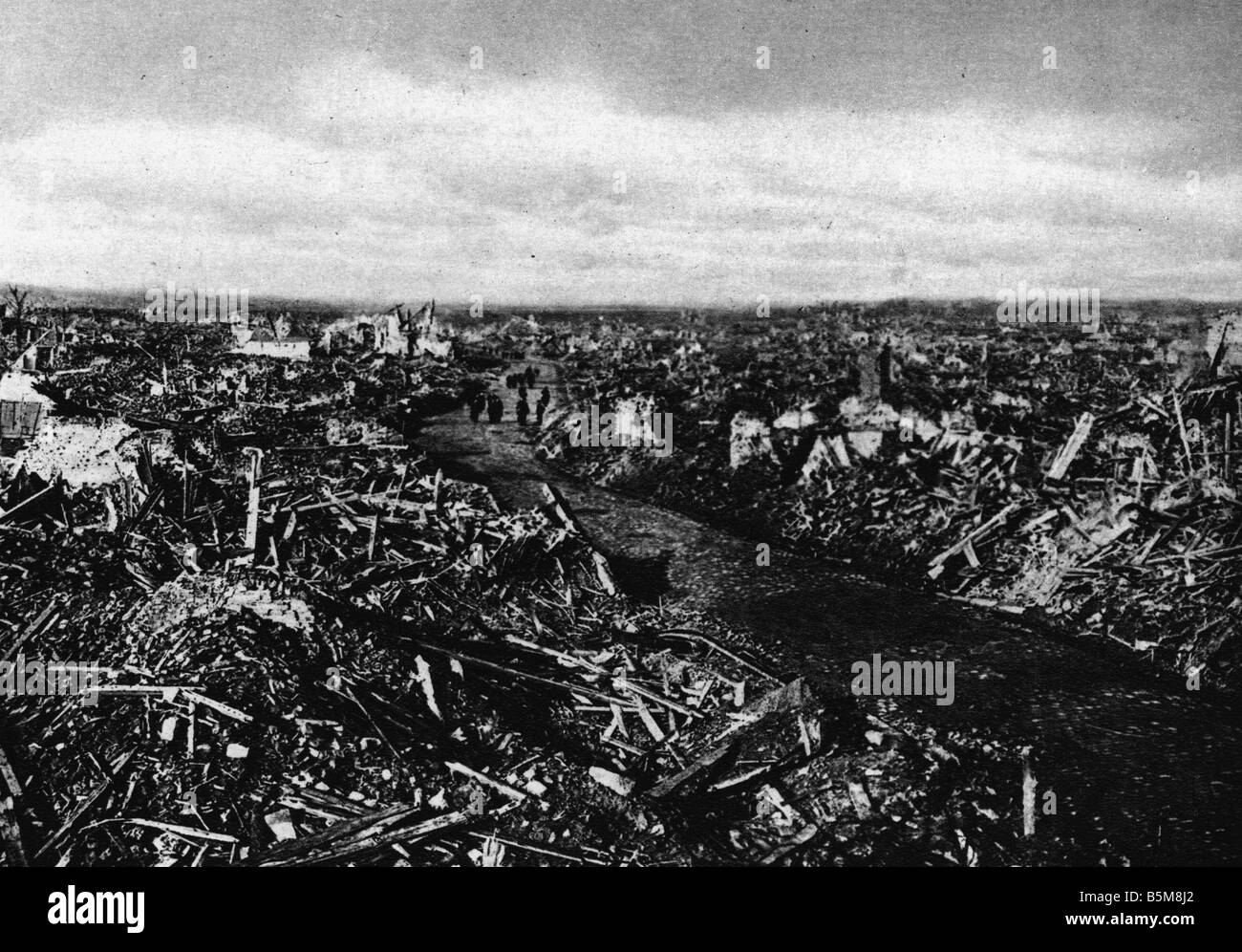 2 G55 F1 1918 8 WWI anzeigen Objektiv 1918 Zerstörung Geschichte WWI Frankreichs die zerstörte Stadt Objektiv kurz nach dem Rückzug von der Stockfoto