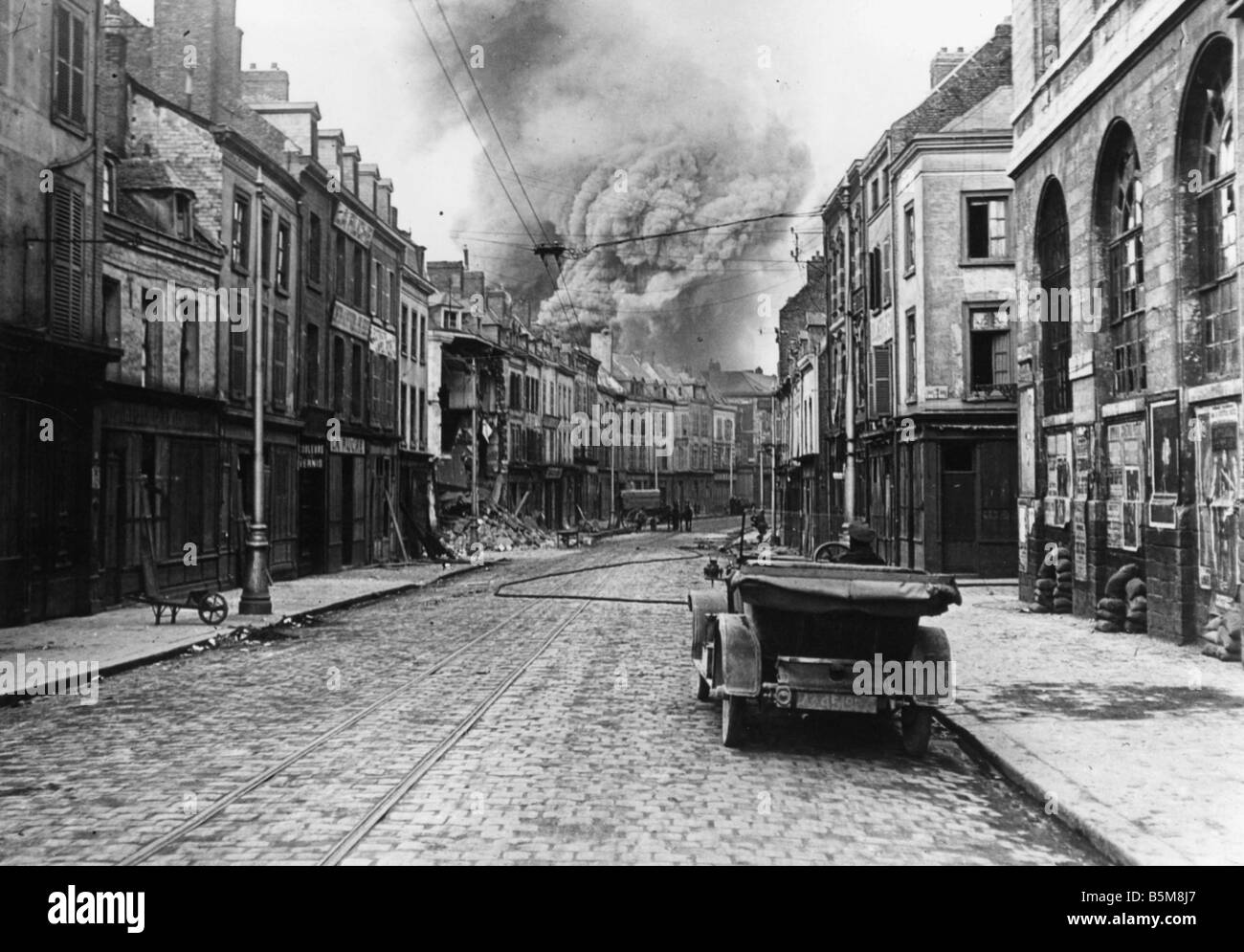 2 G55 F1 1918 9 Bombardement von Amiens WWI 1918 Geschichte Weltkrieg ich Frankreich Schlacht von Amiens März April 1918 Feuer in einem Bezirk Stockfoto