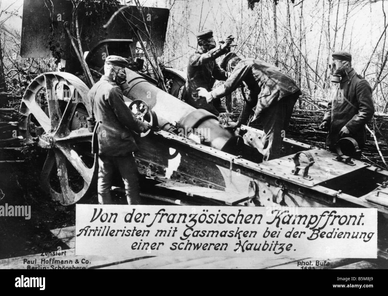 2 G55 G1 1914 deutsche Haubitze Weltkrieg Geschichte Weltkrieg Gas Krieg deutschen Artilleristen mit Gasmasken laden eine schwere Haubitze auf Stockfoto