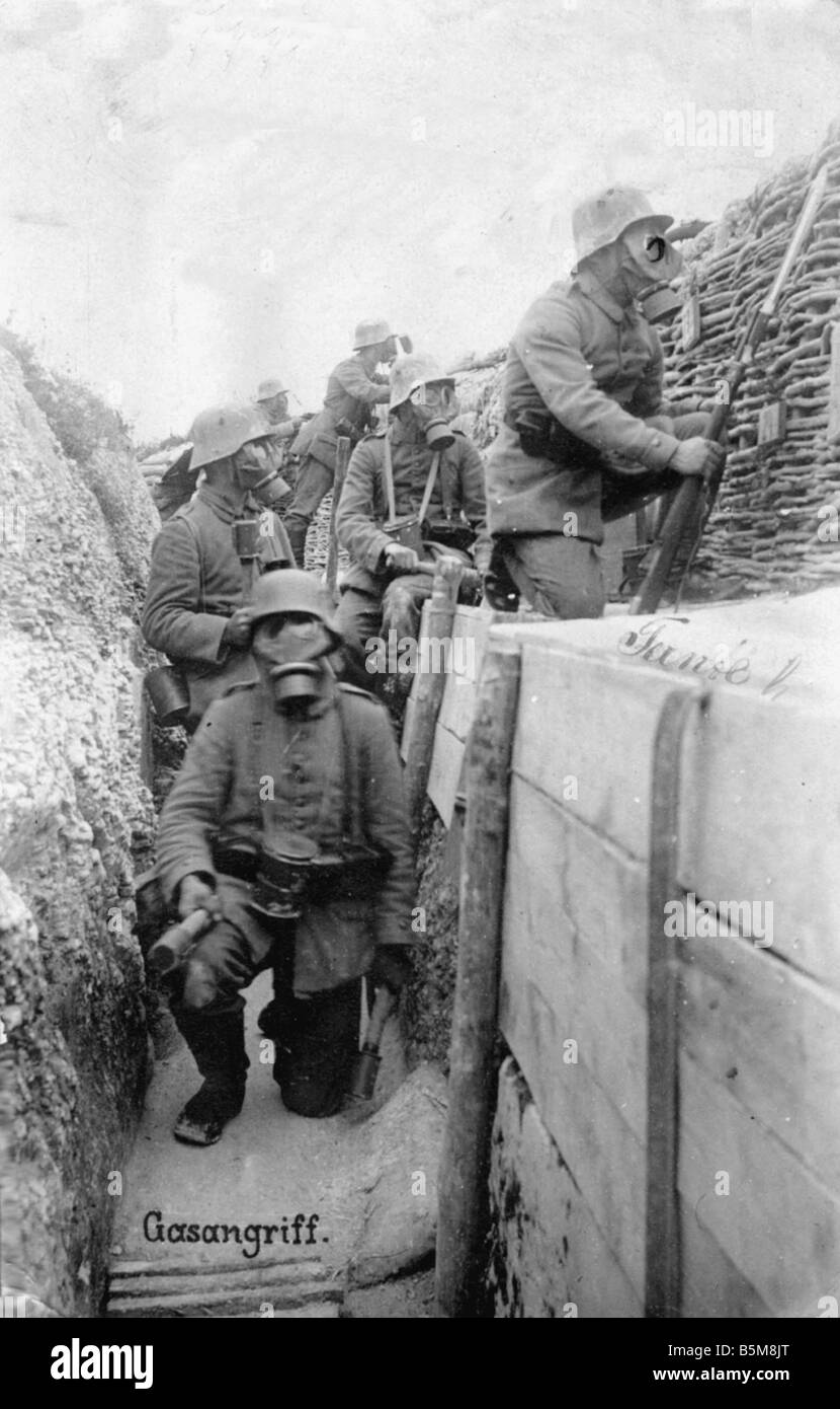 Gas-Angriff Soldaten w Gasmasken 1916 Gaskrieg Geschichte Weltkrieg Soldaten mit Gasmasken im Graben Foto 1916 Stockfoto