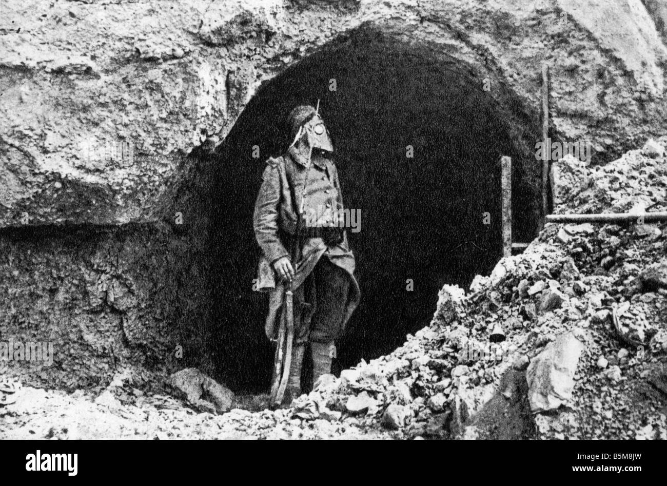 2 G55 G1 1916 10 Französisch Sentry mit Gasmaske 1916 Geschichte WWI Gas Krieg Französisch Sentry mit Gasmaske vor den befestigten Teig Stockfoto