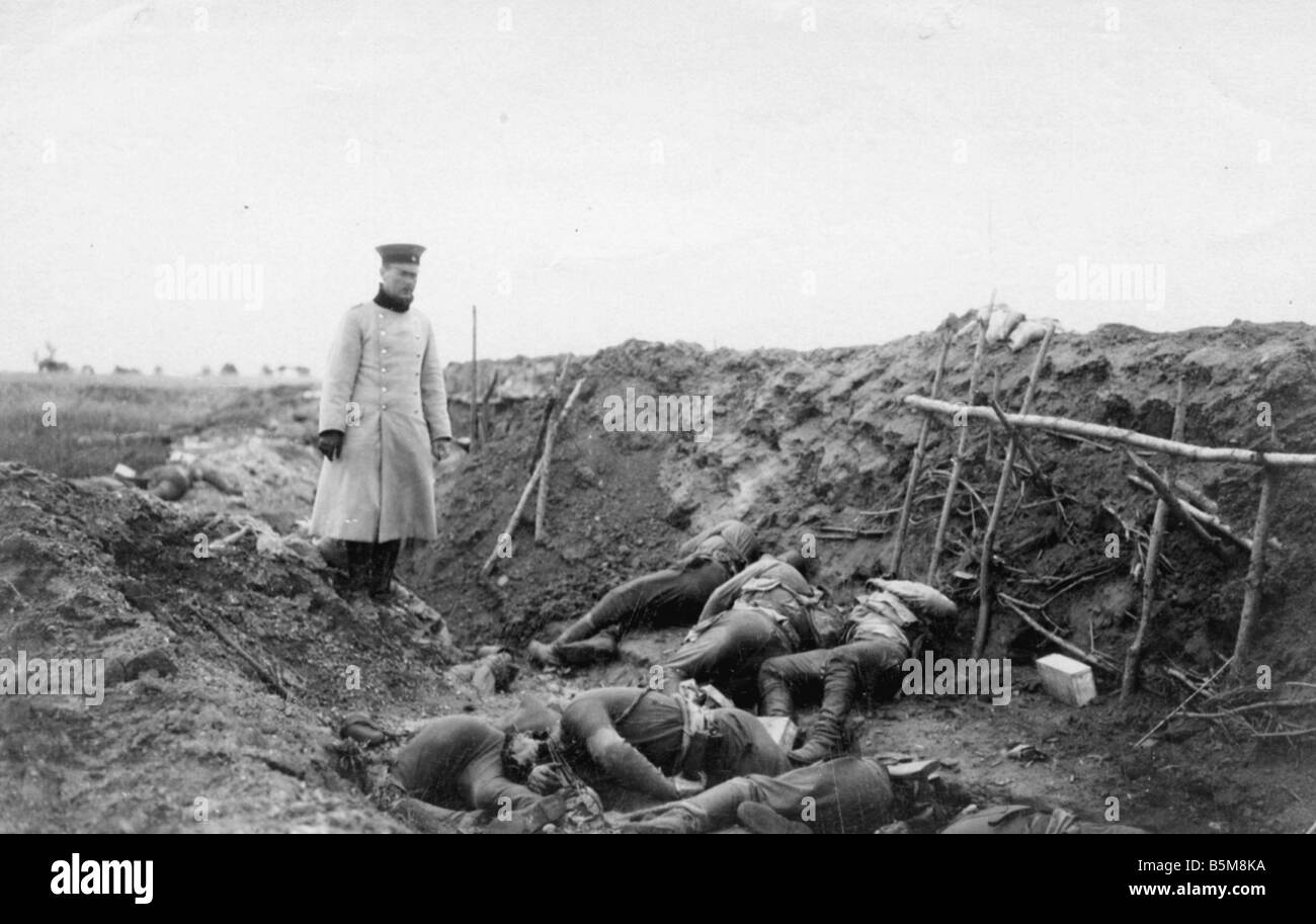 Körper nach einem Gas angreifen WWI 1916 Geschichte Weltkrieg Gas Krieg Körper in einem russischen Graben nach einem Gasangriff Foto 1916 Stockfoto