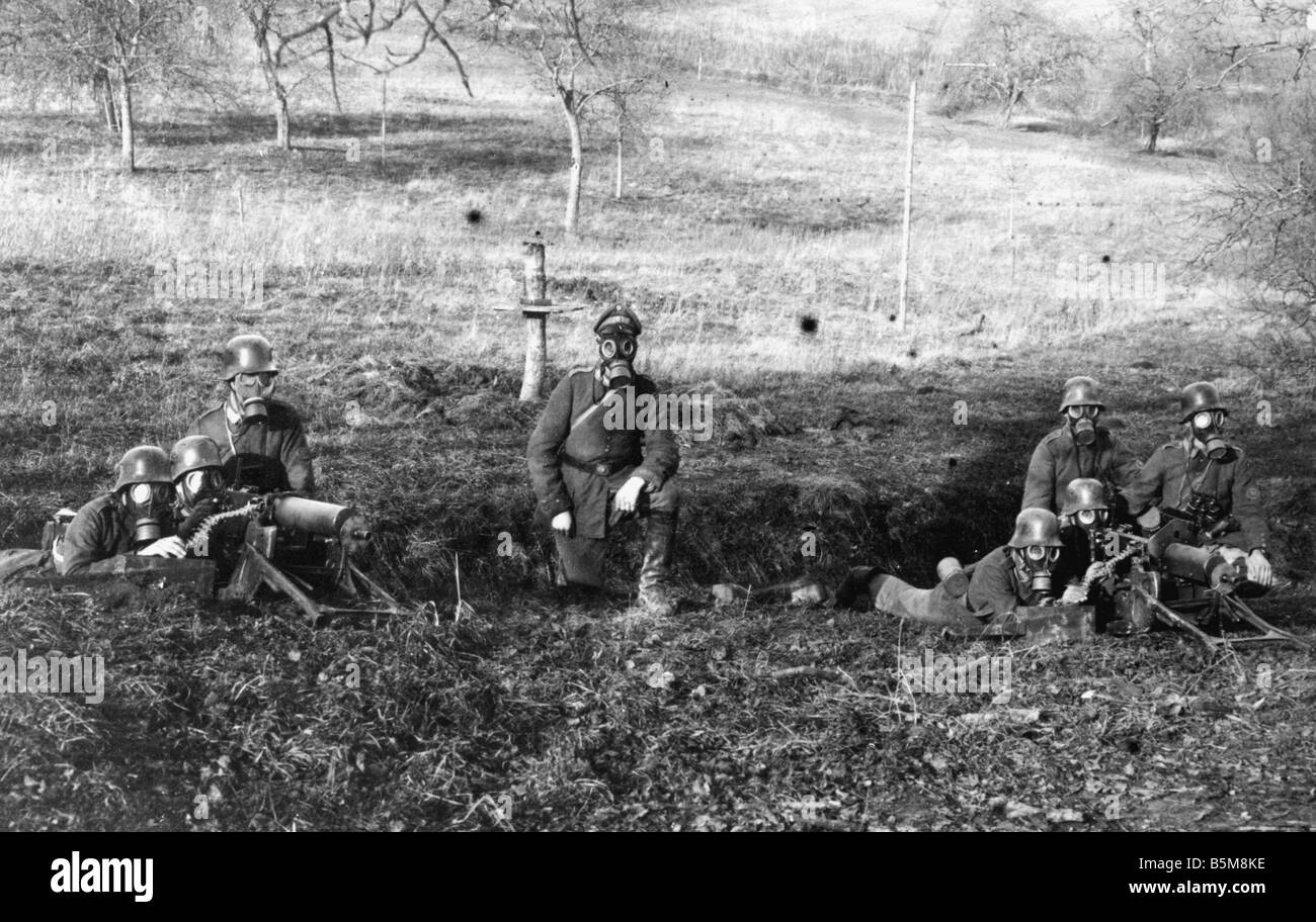 2 G55 G1 1917 2 Deutsch Maschine "Gunners" mit Gasmasken 17 Geschichte WWI Gasangriffe deutsche Maschine "Gunners" mit Gasmasken während einer Pr Stockfoto