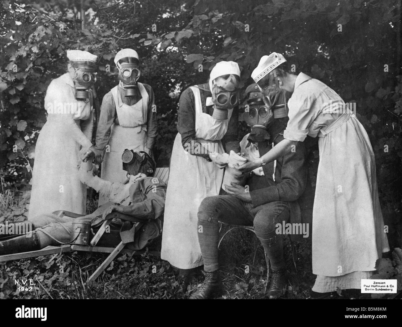 2 G55 G1 1917 4 WW1 erste-Hilfe-nach Gasangriff Foto Geschichte Weltkrieg ein Gas Angriffe auf die westliche Front Krankenschwestern mit Gasmaske Stockfoto