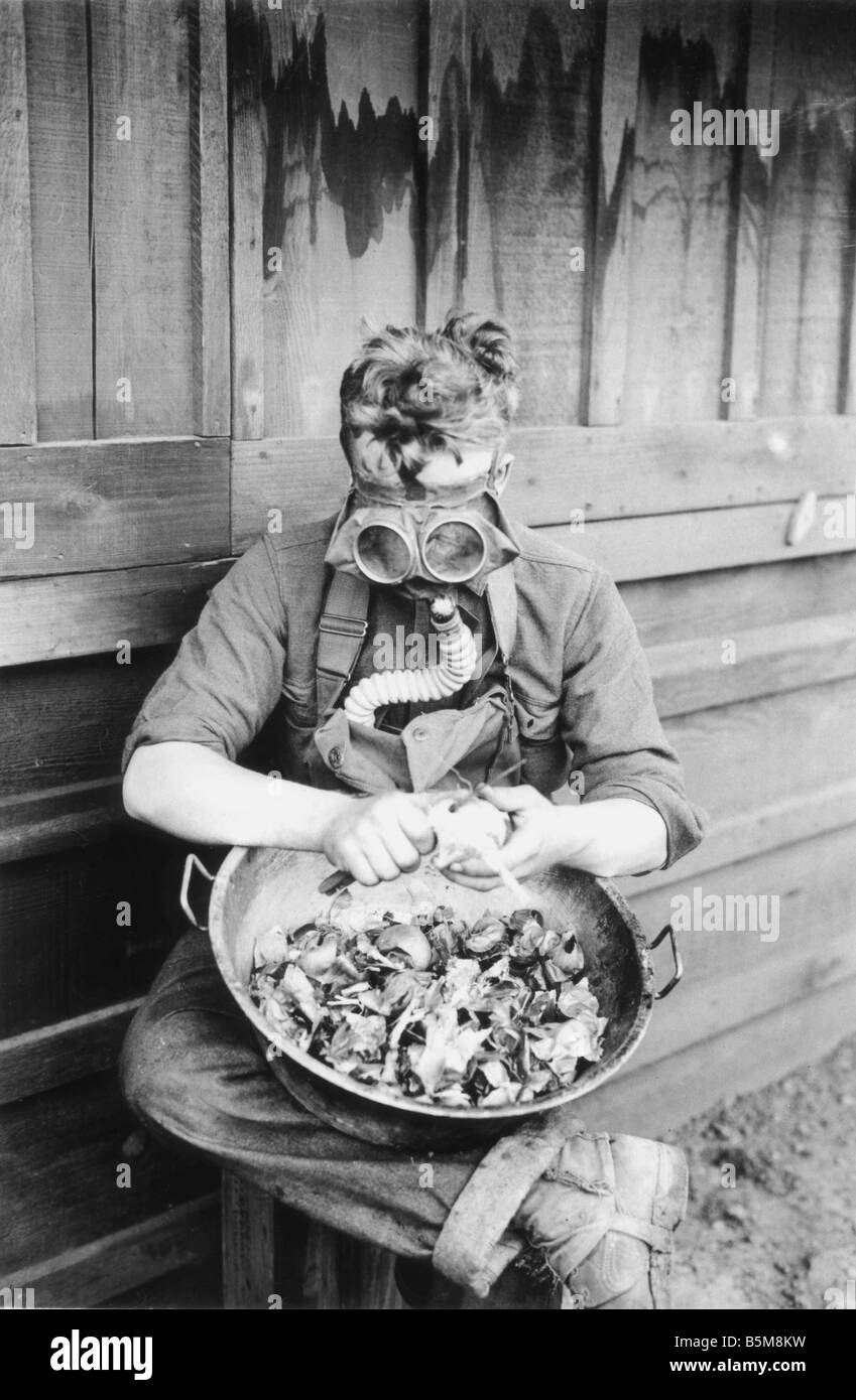 2 G55 G1 1918 1 E US-Soldat mit Gasmaske Weltkrieg eine Geschichte Weltkrieg ein Gas Krieg A US Soldat testet seine Gasmaske während schälen Stockfoto