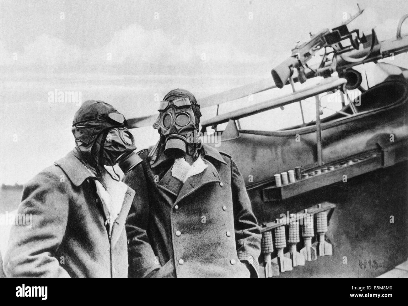 2 G55 G1 1918 E deutsches Flugzeug Crew mit Gasmasken Foto Geschichte WWI Gas Krieg westlichen vorderen Crew von einem Kampf-Flugzeug mit Gasmasken für Stockfoto