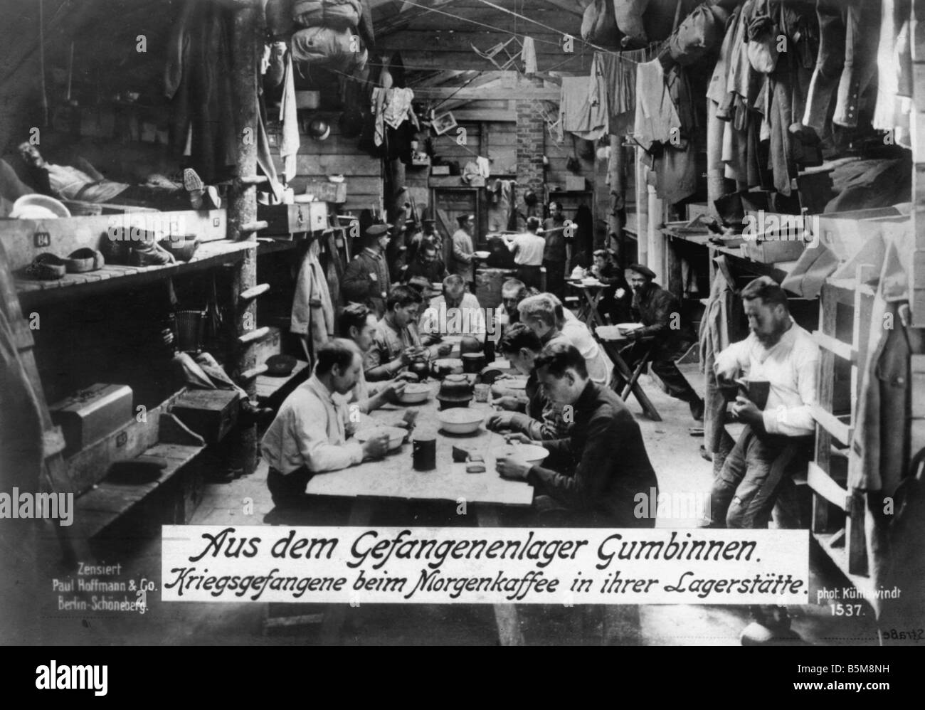2 G55 K1 1 Gefangene des Krieges Gumbinnen WWI Geschichte Weltkrieg Gefangene des Krieges Kriegsgefangene frühstücken in das Kriegsgefangenenlager Stockfoto