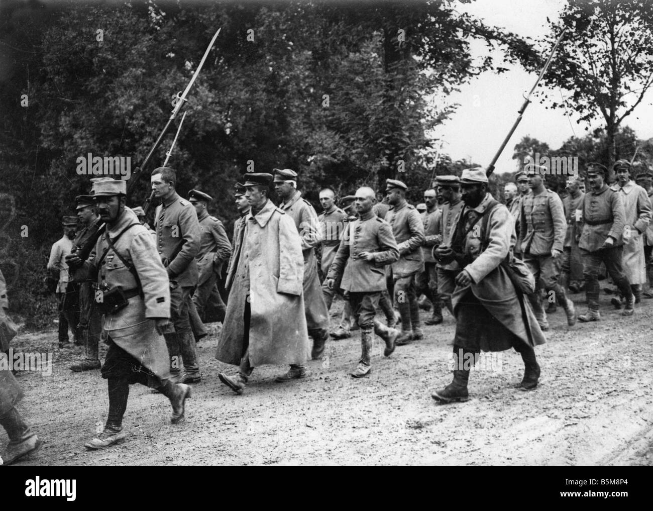 2 G55 K1 1915 10 WWI deutsche Kriegsgefangene 1915 Geschichte WWI Kriegsgefangene deutsche Offiziere als französische Kriegsgefangene auf die Stockfoto