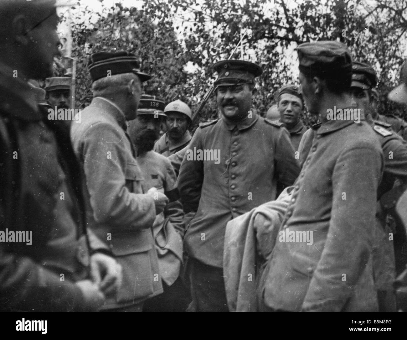 2 G55 K1 1915 13 deutschen Kriegsgefangenen befragt WWI 1915 Geschichte Weltkrieg Kriegsgefangene deutsche Soldaten werden verhört, nach der Stockfoto
