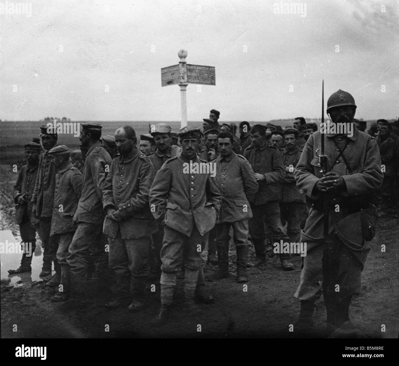 2 G55 K1 1915 8 deutscher Kriegsgefangener in Champagner WWI 1915 Geschichte Weltkrieg Kriegsgefangene deutsche unter französischer Gefangenschaft in Soldaten Stockfoto