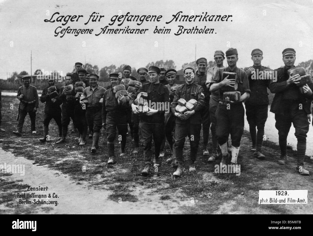 2 G55 K1 bin 1917 1 amerikanische Kriegsgefangene mit Brot WWI 1917 Geschichte Weltkrieg Kriegsgefangenen Lager für amerikanische Kriegsgefangene Stockfoto
