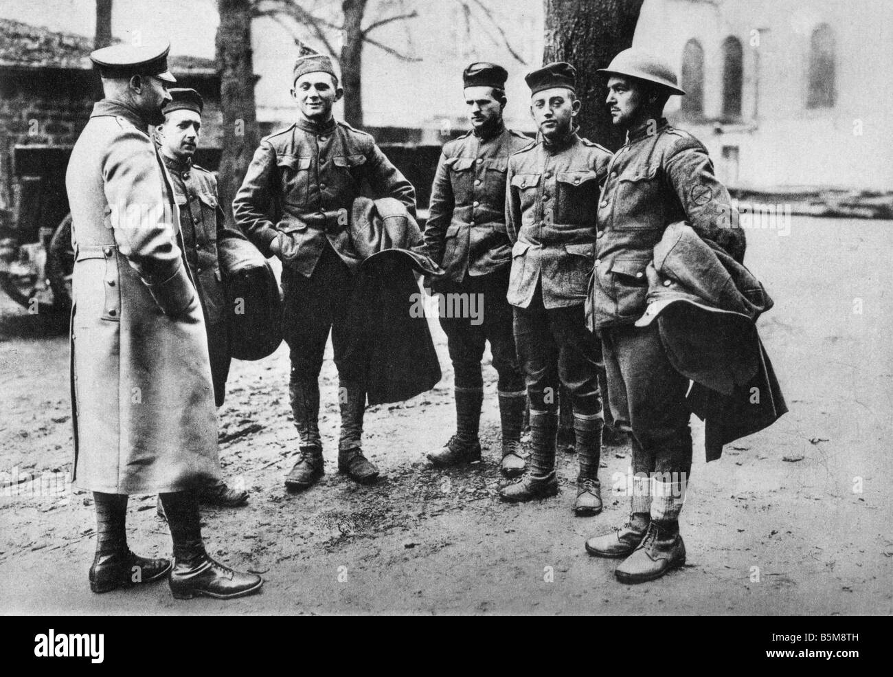 2 G55 K1 1917 5 E amerikanischen Kriegsgefangenen verhört WWI c1917 Geschichte Weltkrieg Kriegsgefangene Verhör des amerikanischen Kriegsgefangenen durch einen Stockfoto