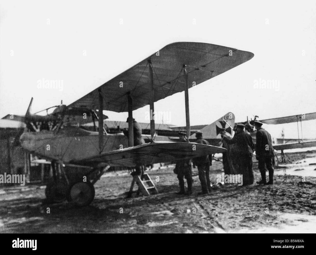 2 G55 L2 1916 1 deutscher Doppeldecker deutsche Luftwaffe 1916 Geschichte WWI Luftkrieg A Doppeldecker der deutschen Luftwaffe in den östlichen Stockfoto