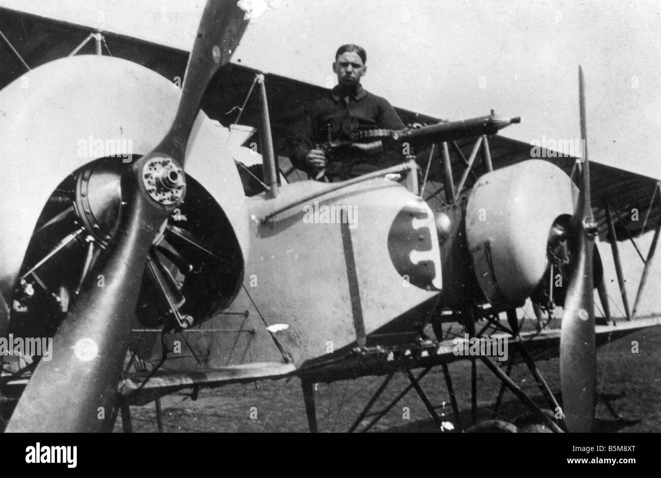 2 G55 L2 1917 11 deutschen Soldaten französischen Flugzeug WWI 1917 Geschichte Weltkrieg Luftkrieg ein deutscher Soldat in einem erbeuteten französischen p Stockfoto