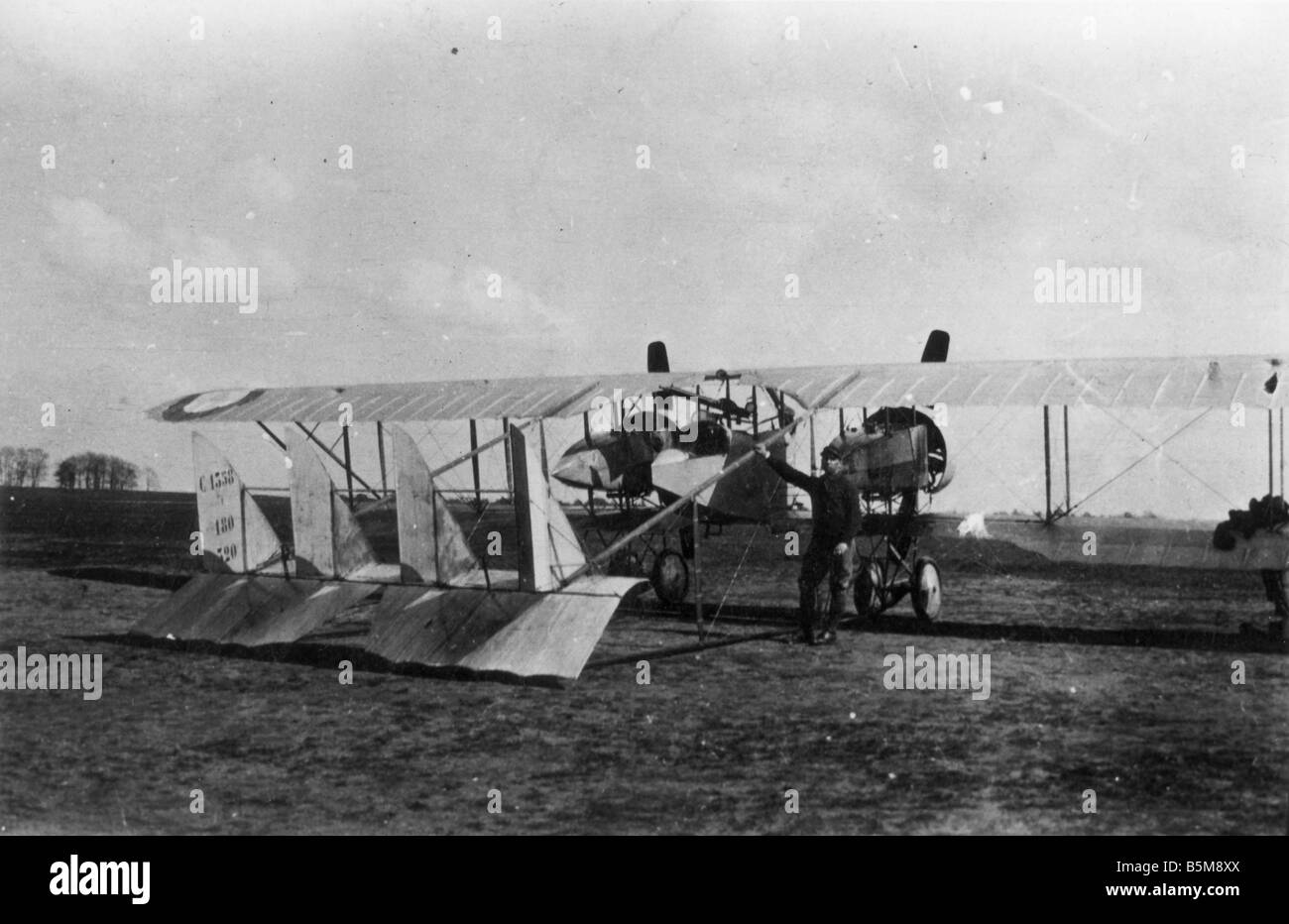 2 G55 L2 1917 13 deutschen Soldaten französischen Flugzeug WWI 1917 Geschichte 1 Weltkrieg Luftkrieg A deutscher Soldat vor einer Kappe steht Stockfoto