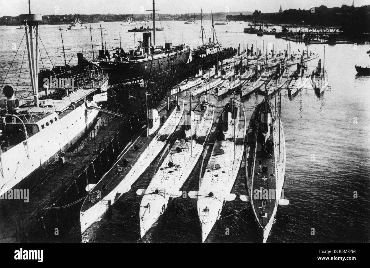 2 G55 M1 1914 12 deutschen U Boote im Hafen WWI 1914 Geschichte Weltkrieg Krieg am Meer Deutschlands U Boote 1914 Foto 1914 aus der Stockfoto