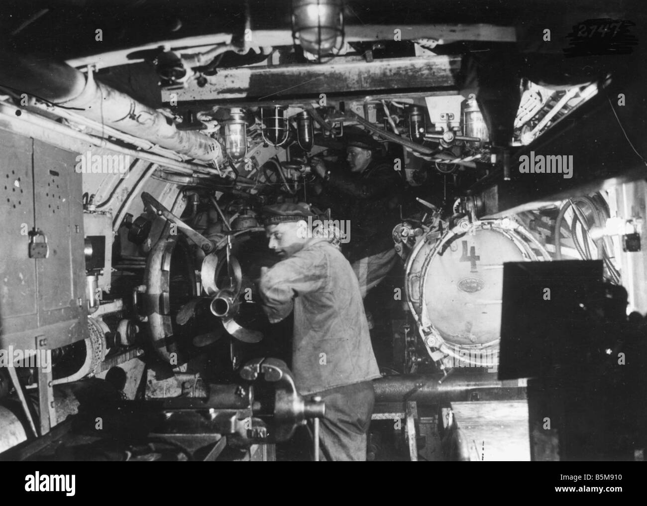 Maschinenraum von einem deutschen U-Boot C 1915 Geschichte Weltkrieg Krieg am Meer Blick auf den Maschinenraum eines deutschen U-Boot-Foto c 1915 Stockfoto