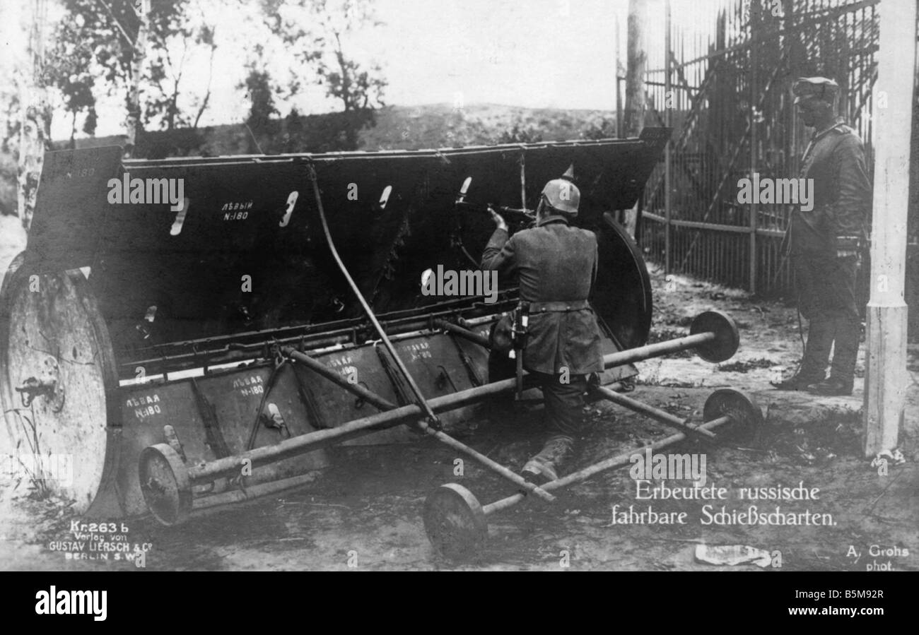 2 G55 O1 1914 deutscher Soldat Scharte WWI 1914 Geschichte Weltkrieg Ostfront ein deutscher Soldat hinter einem erbeuteten russischen Mafia Stockfoto