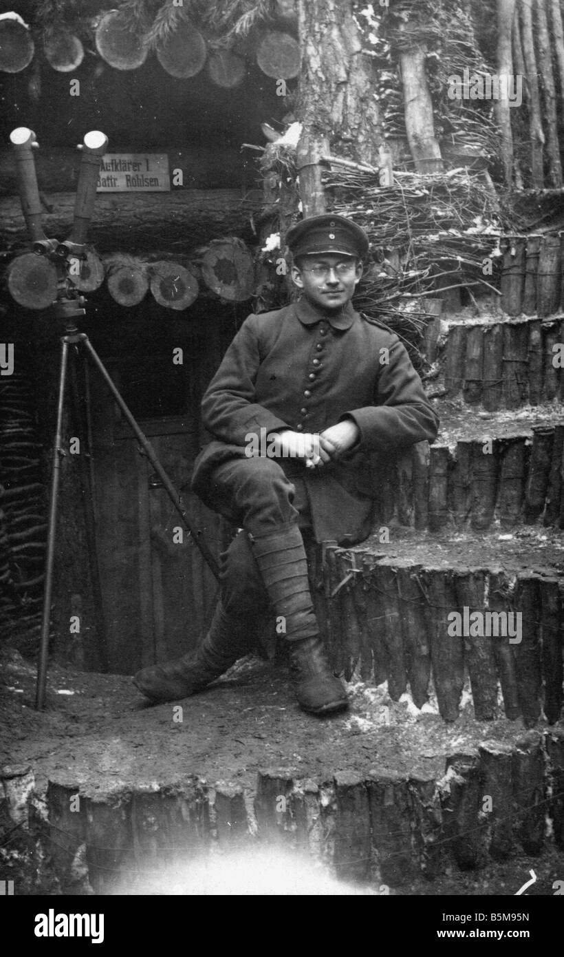 2 G55 O1 1917 6 deutsche Beobachter im Graben WWI 1917 Geschichte Welt Krieg ich Ostfront deutsche Beobachtung Soldat mit einem Batterie-c Stockfoto