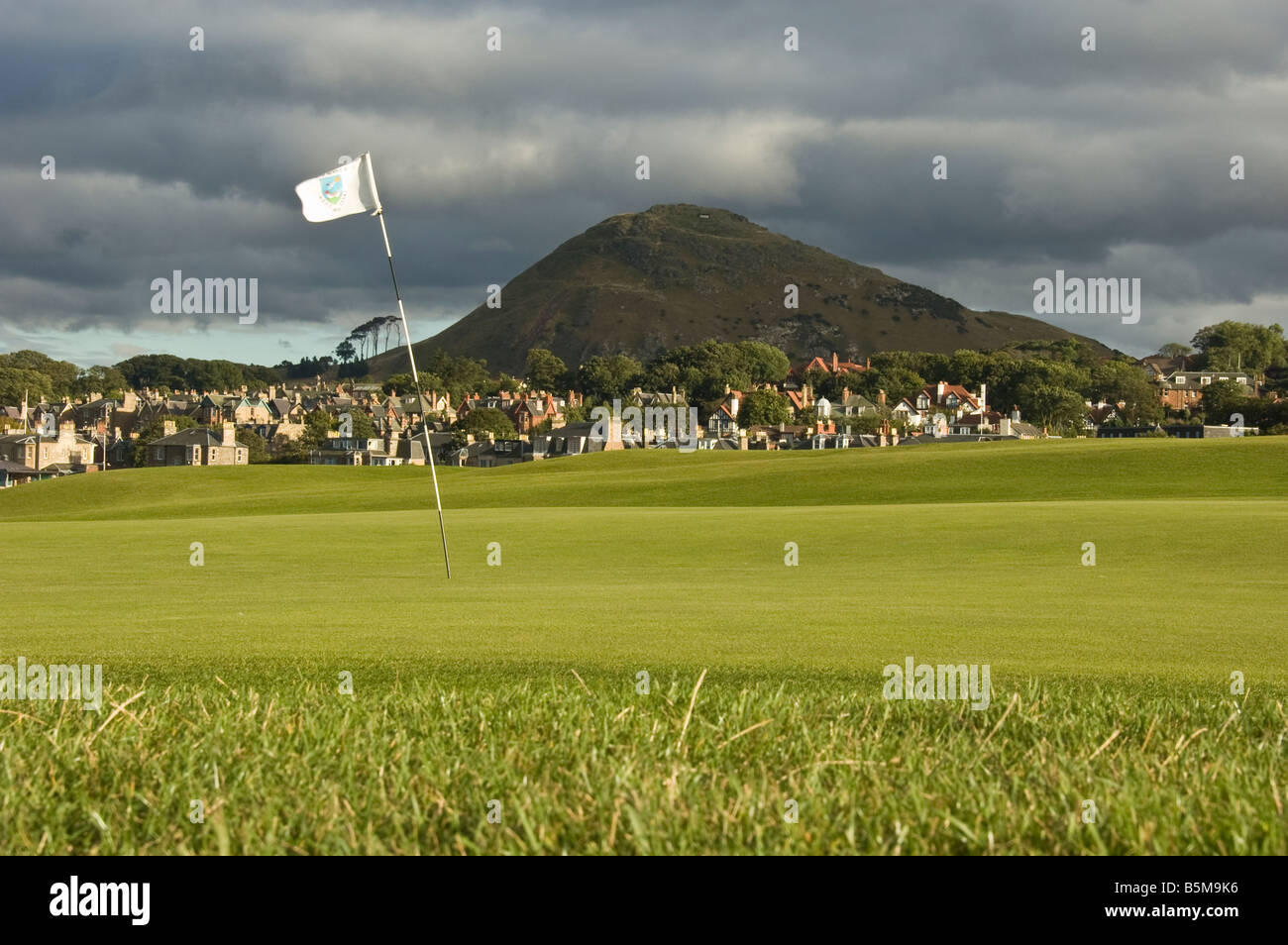 North Berwick Gesetz (ein Alter Vulkan) und das erste Loch auf den Westen Links-Golfplatz (North Berwick, Schottland). Stockfoto