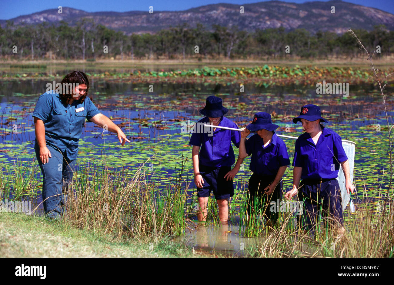 Ein Mareeba Wetlands Ranger weist darauf hin einige der Tiere zu einem Haufen von Schulkindern Stockfoto