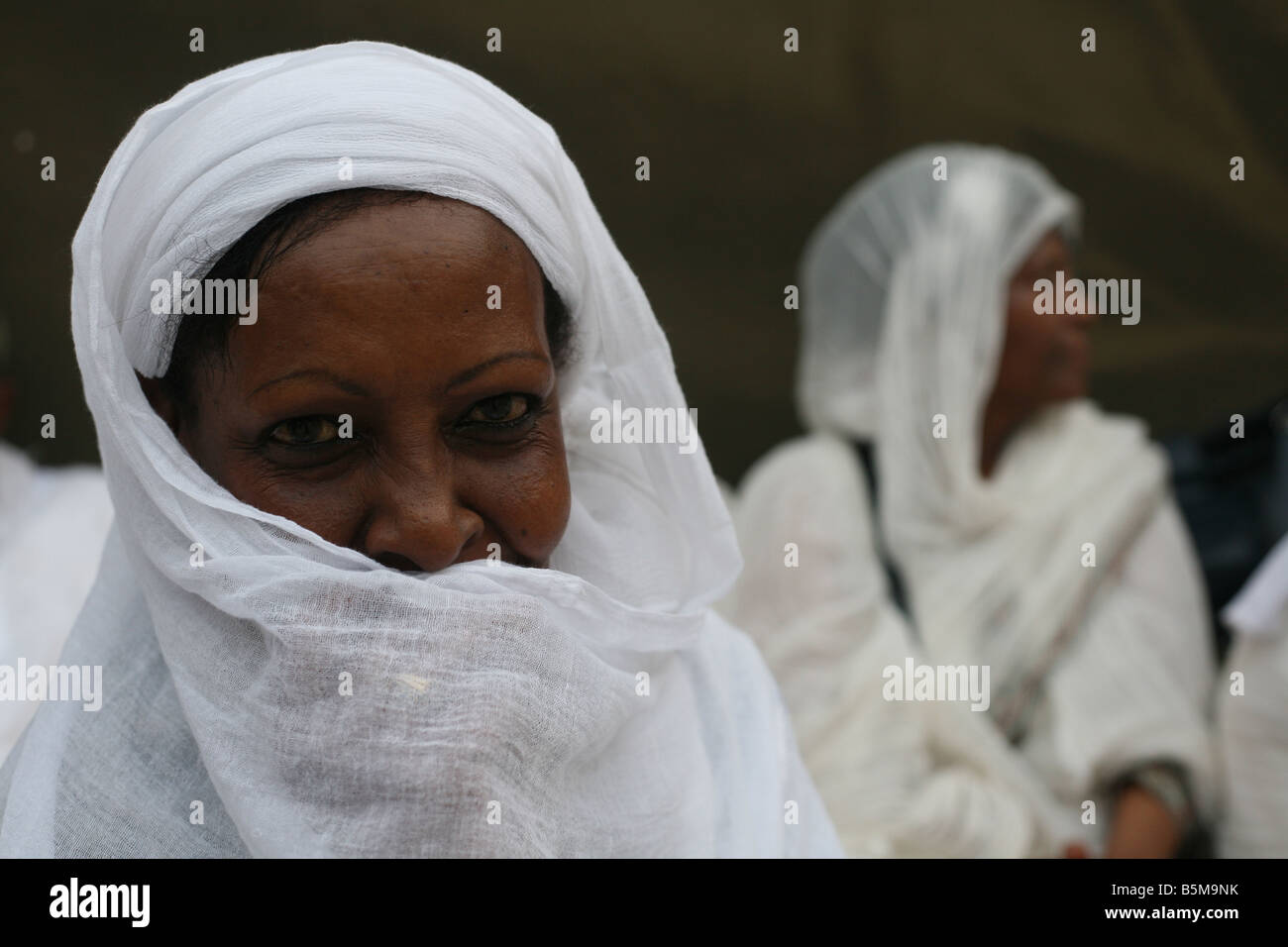 äthiopische Pilger in der äthiopischen Kirche in Jerusalem auf das heilige Feuer Samstag Stockfoto