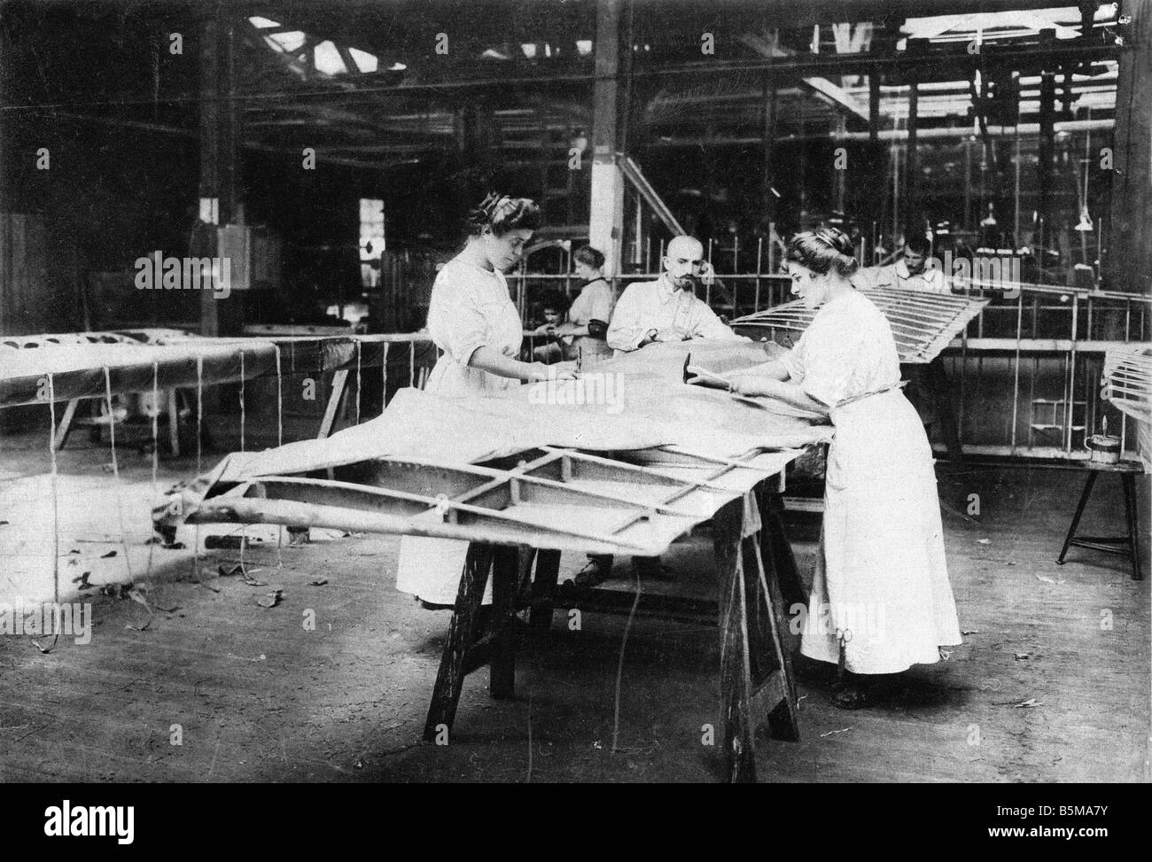 2 G55 R1 1915 1 deutsche Flugzeuge Gebäude Weltkrieg Geschichte Weltkrieg Arme Industrie Deutschland Flugzeugbau Abdeckung th Stockfoto