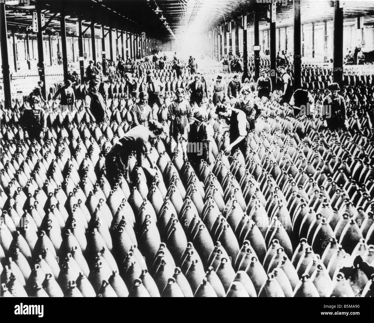 2 G55 R1 1918 englische Munition Store Weltkrieg Geschichte Weltkrieg Rüstungsindustrie England Männer und Frauen arbeiten in einem Munition Stockfoto