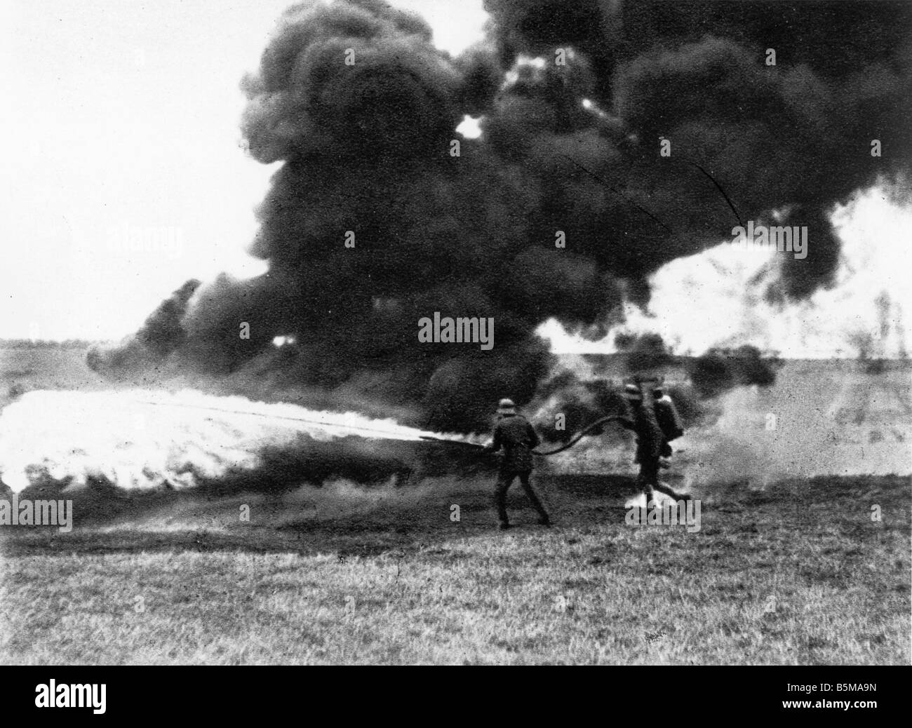 2 G55 W1 1914 4 deutsche Soldaten Flammenwerfer WWI Geschichte Weltkrieg Westfront deutsche Soldaten bereitstellen von einem Flammenwerfer verwenden Stockfoto