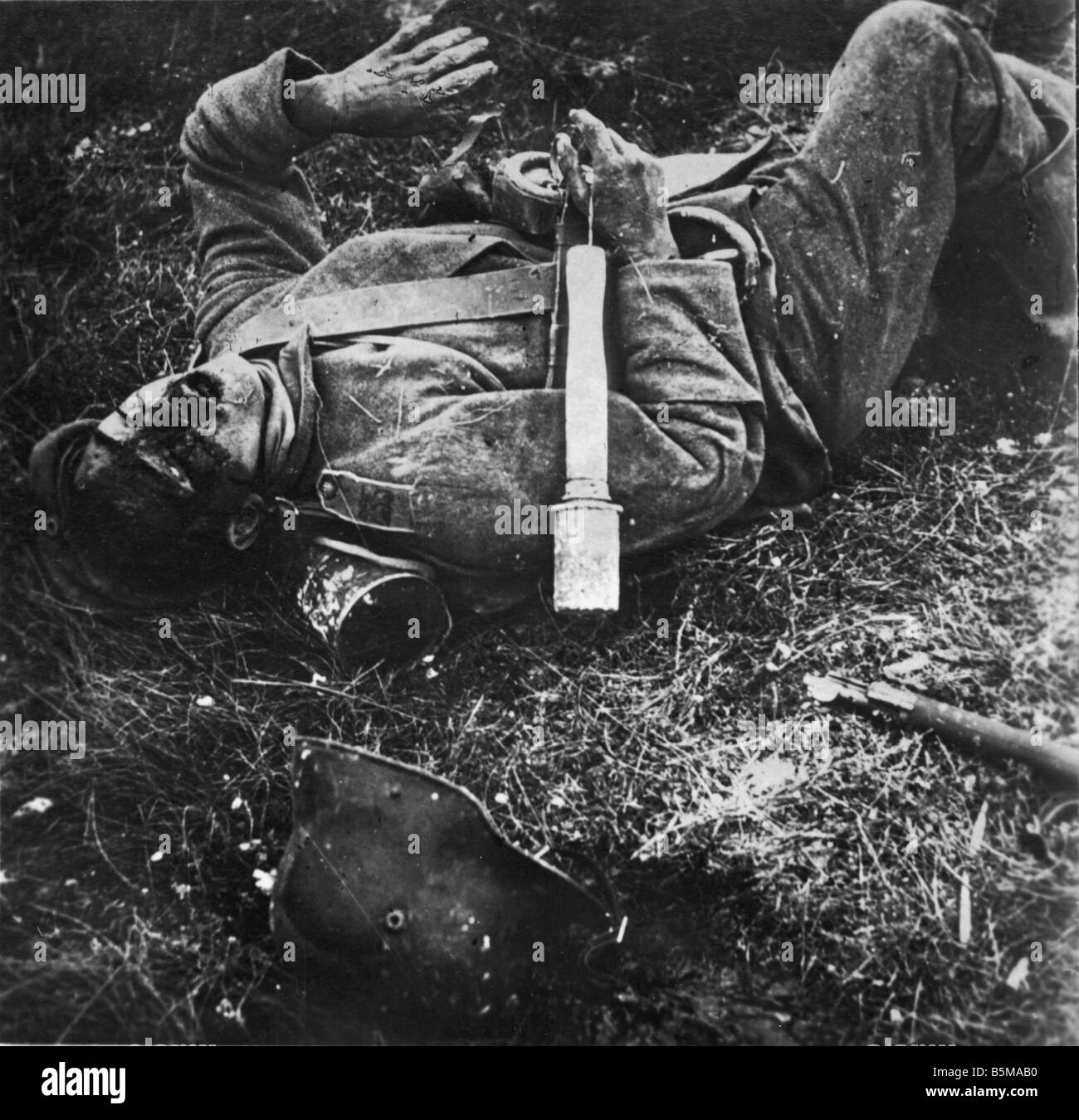 2 G55 W1 1915 7 deutsche Soldaten in Aktion WWI Geschichte WWI Western Front deutscher getötet Soldat getötet in Aktion mit Hand Granad Stockfoto