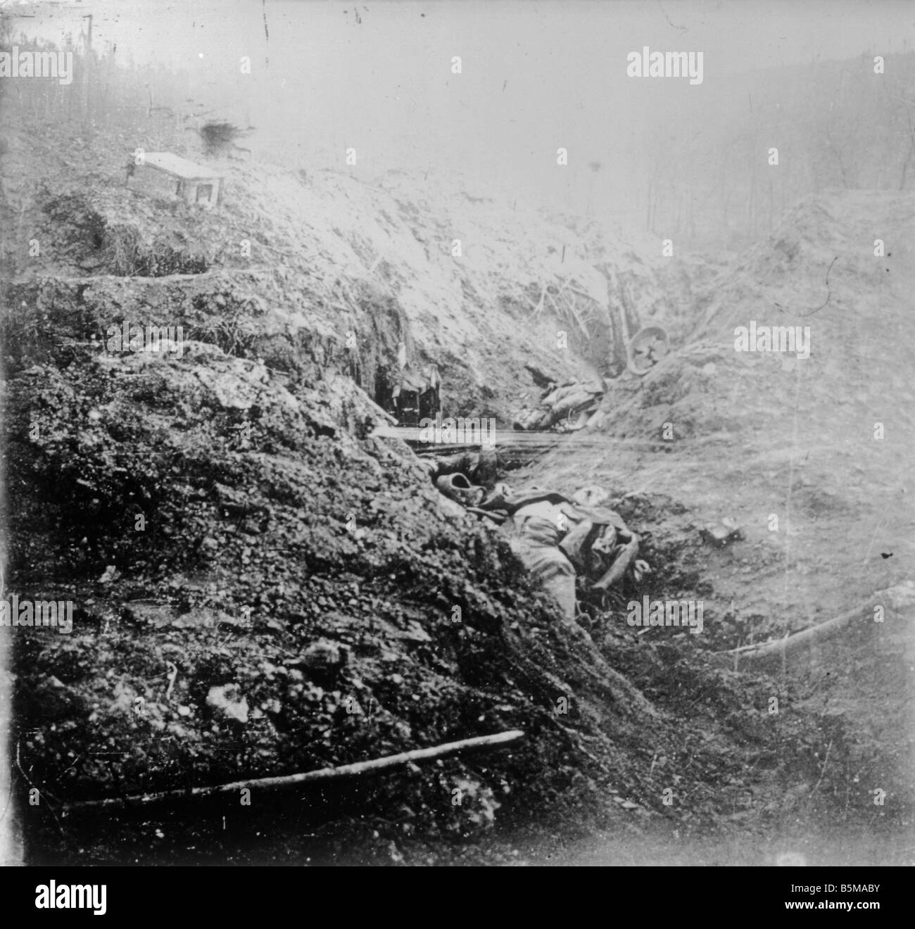 2 G55 W1 1916 26 deutsche Soldaten in Aktion Geschichte WWI Western Front Trench Warfare Körper getötet der deutschen Soldaten in getötet einem Stockfoto