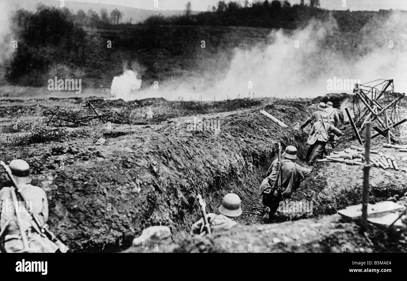 2 G55 W1 1917 8 deutsche Soldaten Flammenwerfer 1917 Geschichte Weltkrieg Westfront Angriff von deutschen Soldaten gesichert durch f Stockfoto