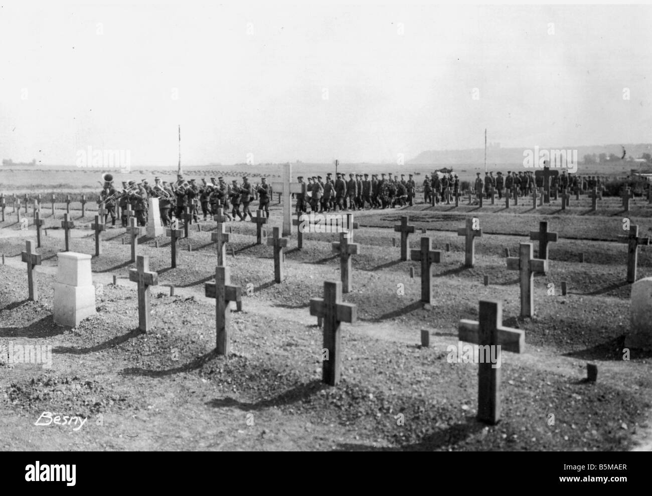 2 G55 W1 1918 16 Trauermarsch für deutsche pilot 1918 Geschichte Weltkrieg Western Front Beerdigung für einen deutschen Piloten in Besny n Summe Stockfoto