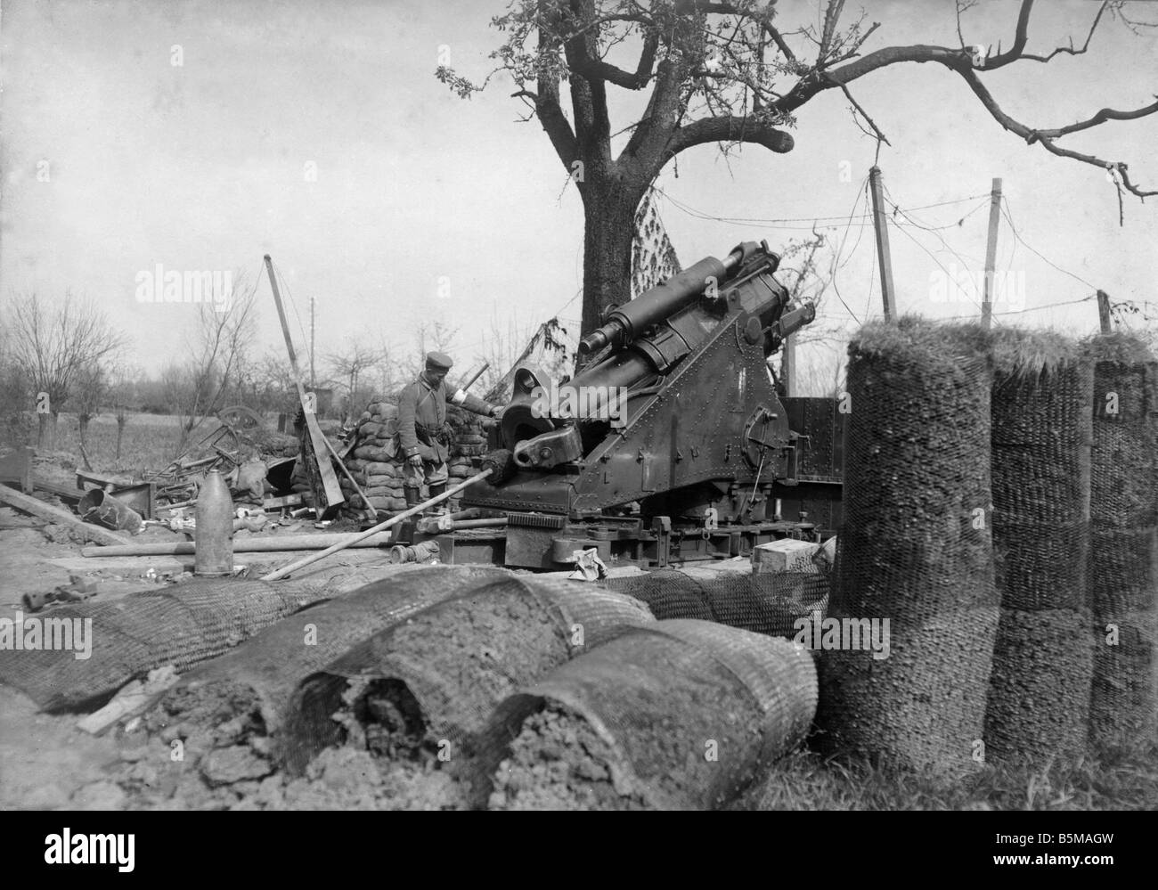 2 G55 W1 1918 60 WWI deutschen Soldaten gefangen genommen Engl Pistole Geschichte WWI 1914-18 Westfront deutscher Soldat in einem erbeuteten englischen Ord Stockfoto