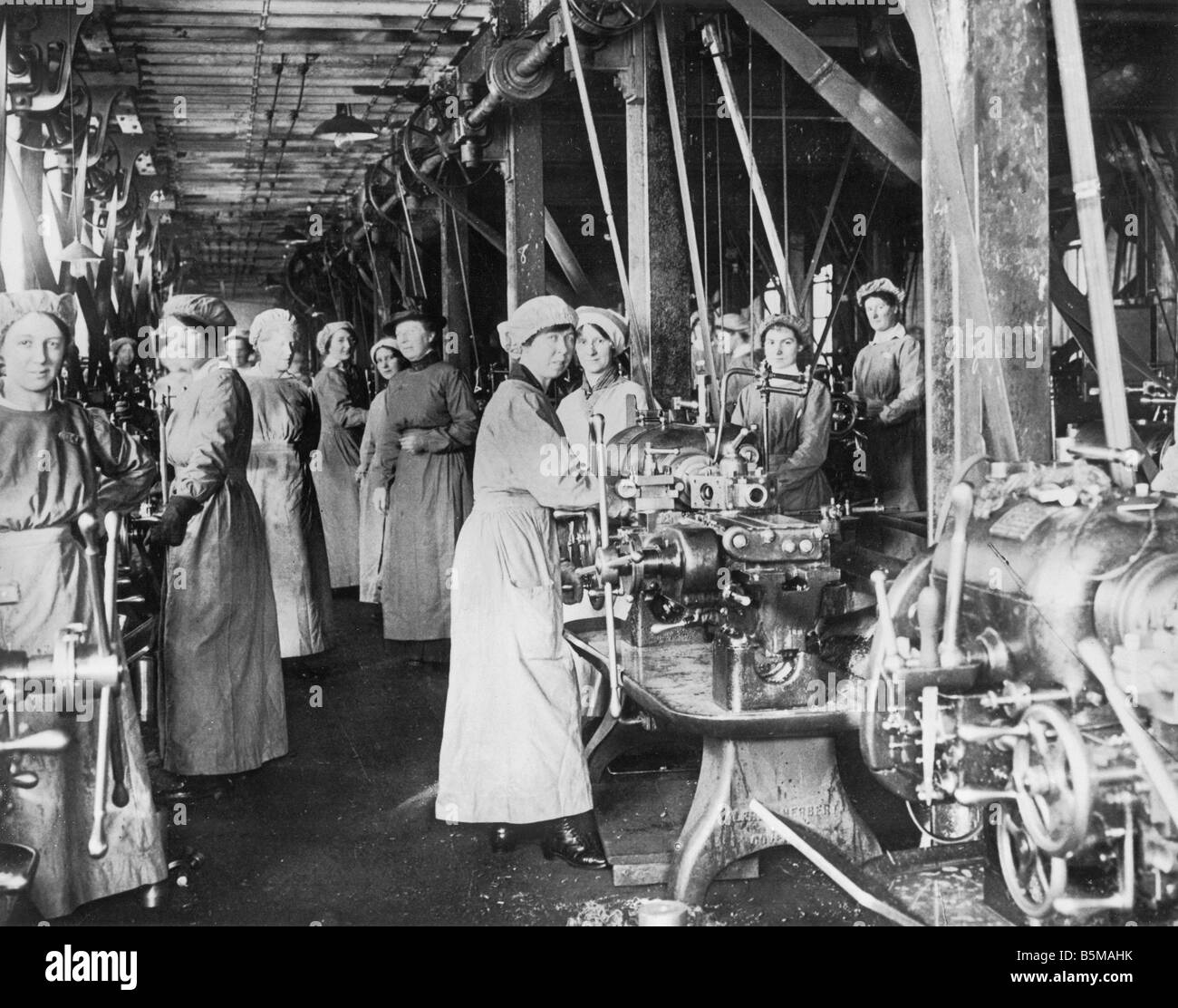 2 G55 W2 1916 2 Frauen in Munition Fabrik Scot 1916 Geschichte 1. Weltkrieg Krieg Wirtschaft Damen der Gesellschaft als Zeitarbeiter in einer Stockfoto