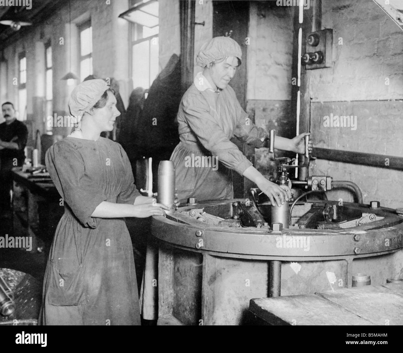 2 G55 W2 1916 3 Frauen in Munition Fabrik Scot 1916 Geschichte 1. Weltkrieg Krieg Wirtschaft Damen der Gesellschaft als Zeitarbeiter in einer Stockfoto