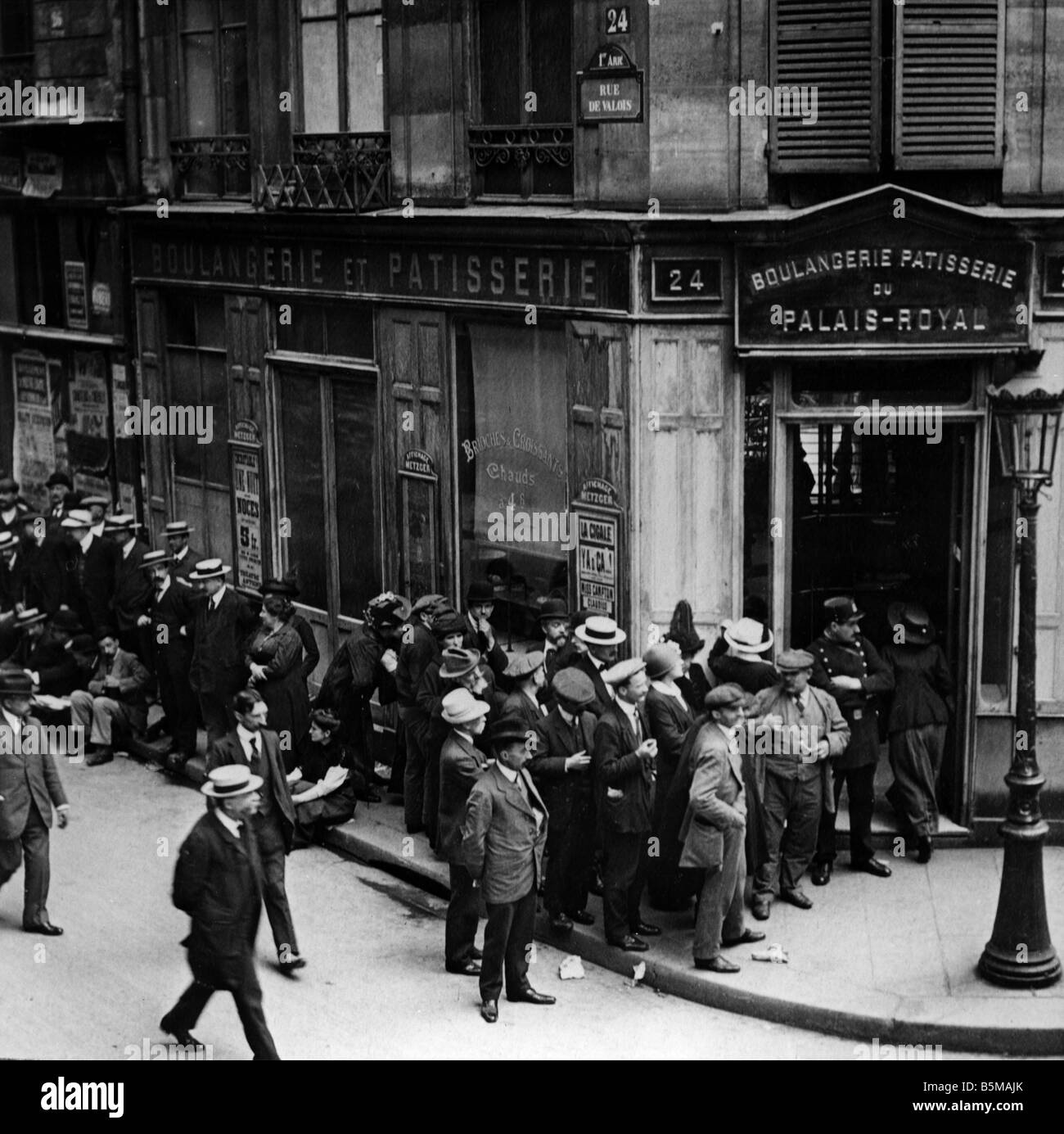 WW I Paris Warteschlange vor Bäckerei Geschichte Weltkrieg Kriegswirtschaft Frankreich Warteschlange vor einer Bäckerei in Paris Photo undatiert Stockfoto